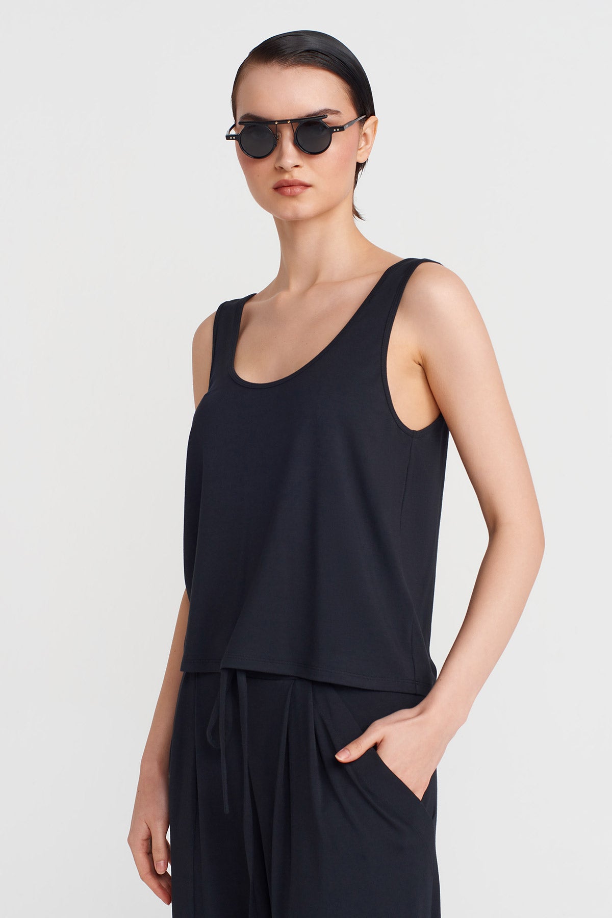 Black Loose Crop Tank-Y251011146