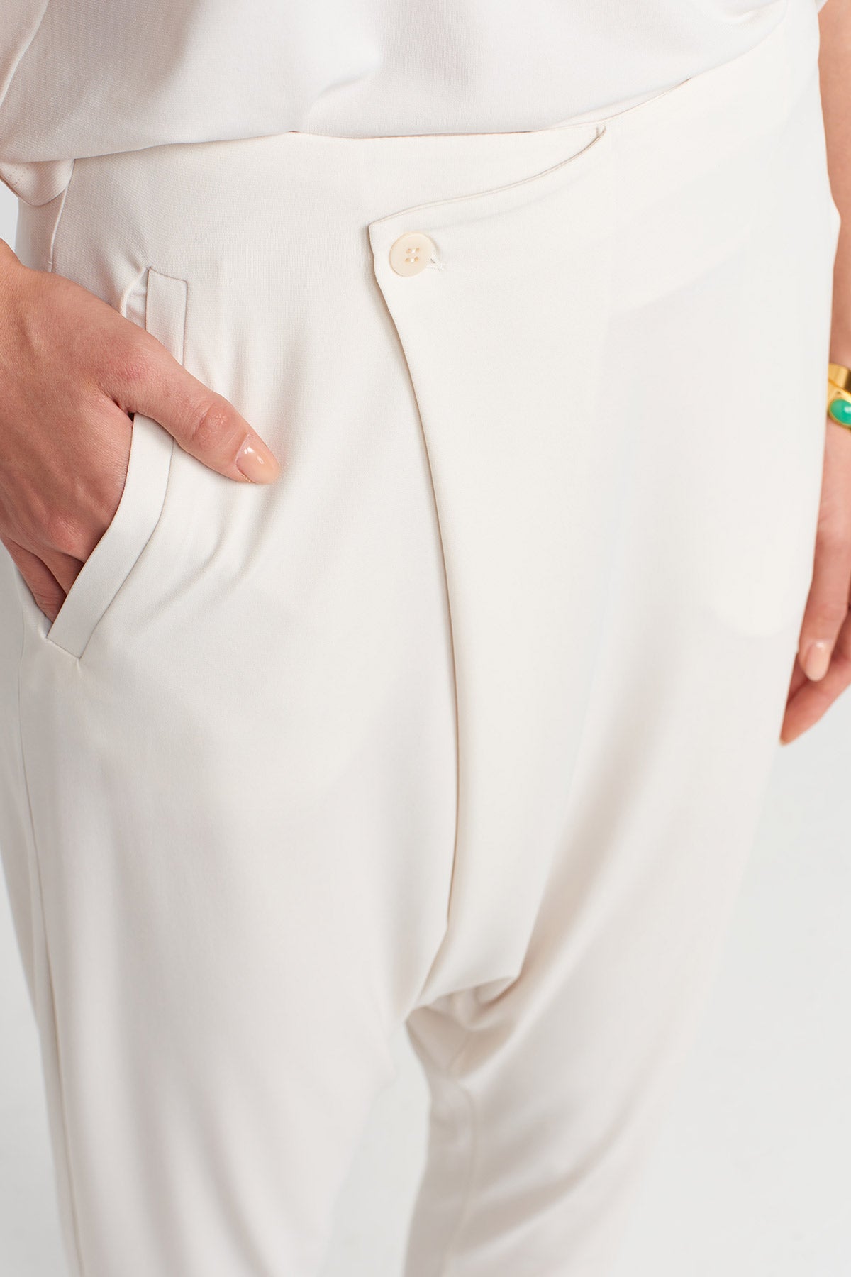 قميص جيرسي مزدوج الصدر بلون البيج الفاتح - Y253013074