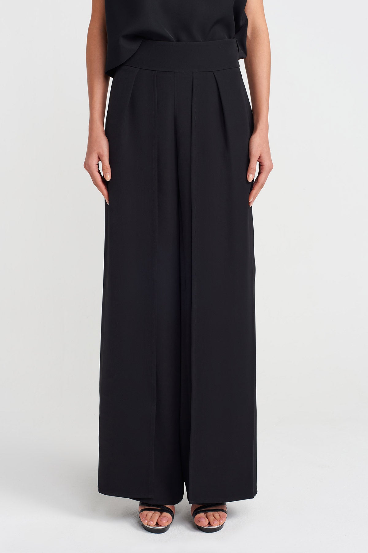 Siyah Önden Yırtmaçlı Bol Pantolon-Y253013084