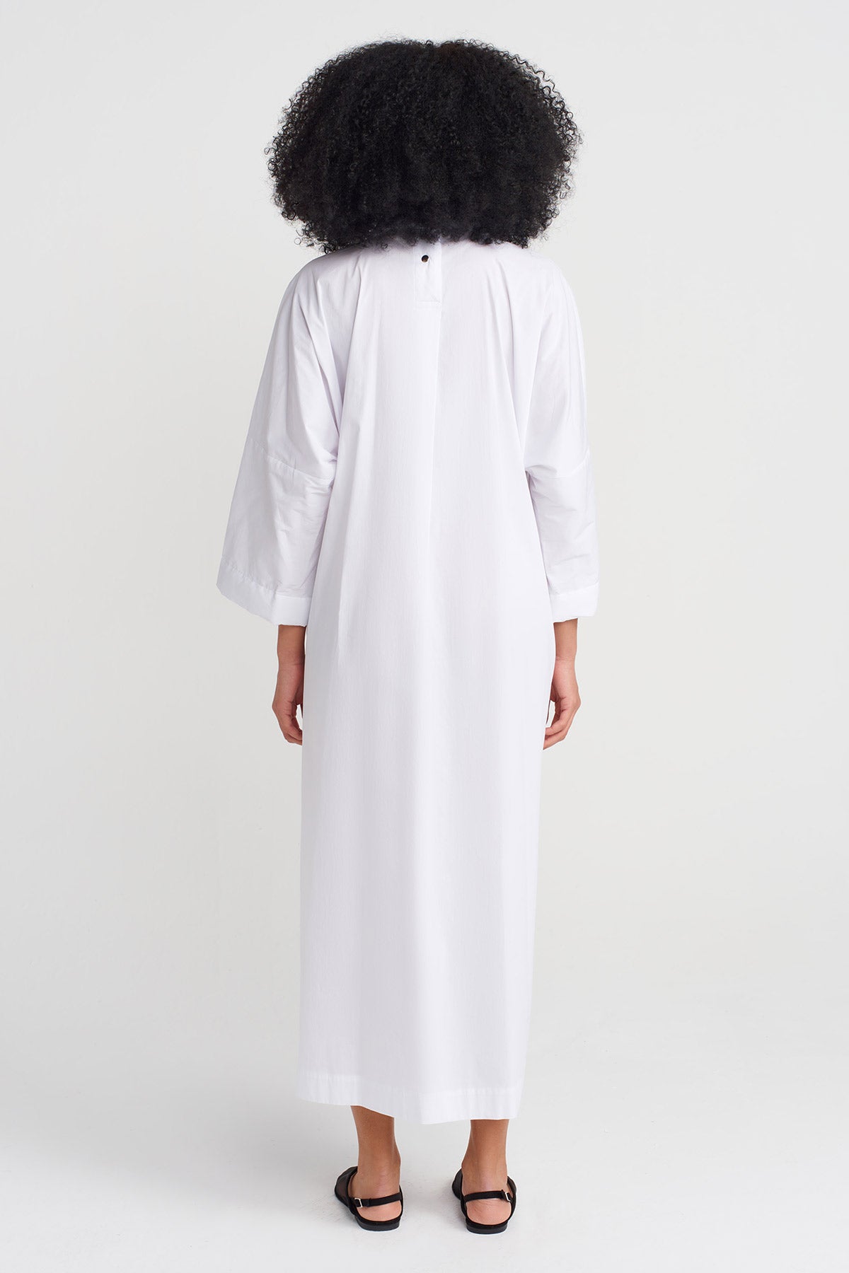 فستان بوبلين أبيض فاتح بياقة عالية - Y254014159