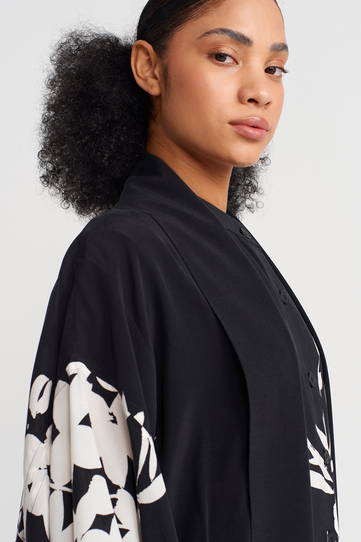 Siyah / Kırık Beyaz Desenli Uzun Kimono-Y255015114