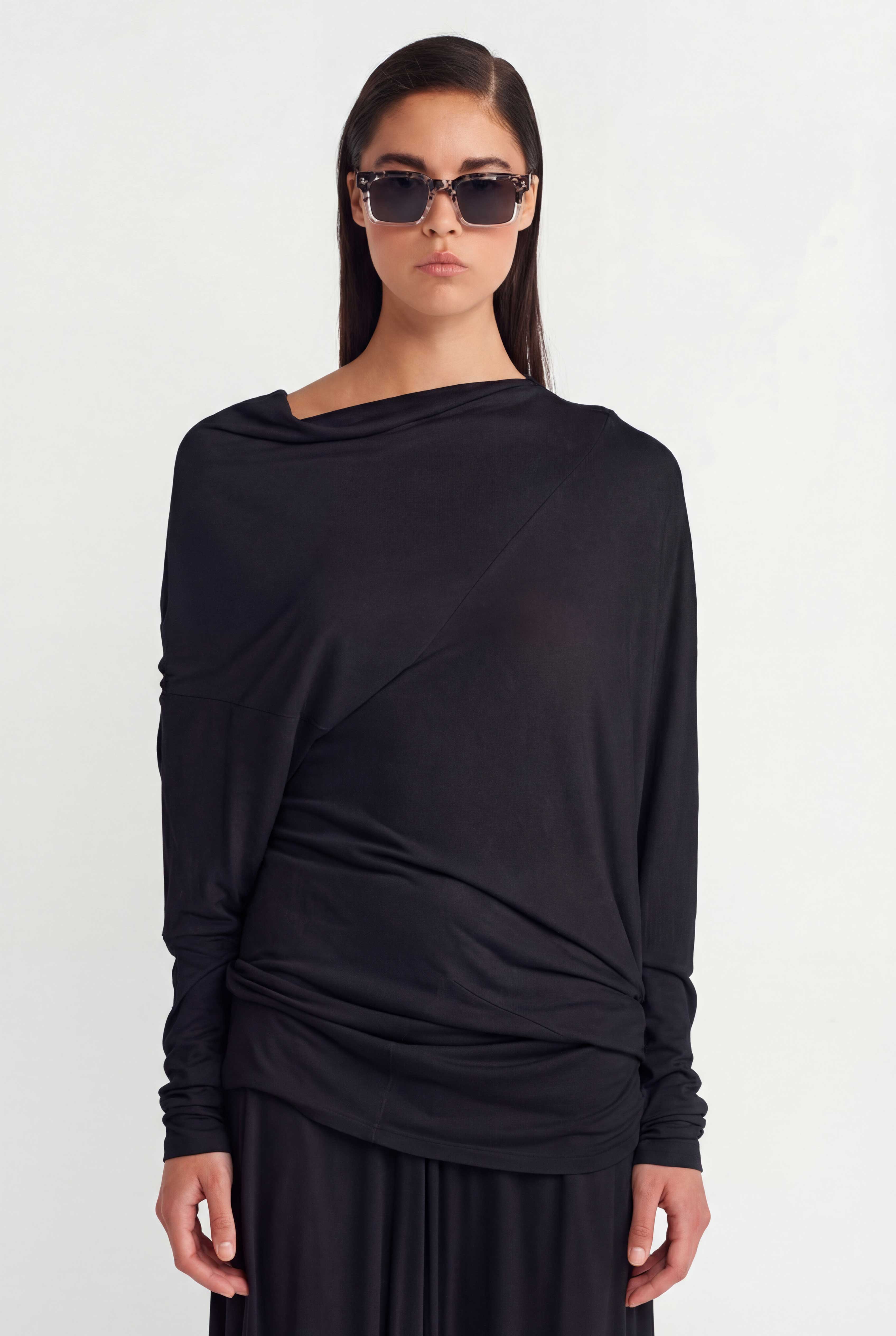 بلوزة سوداء بأكمام طويلة بتصميم منسدل - Y261011011