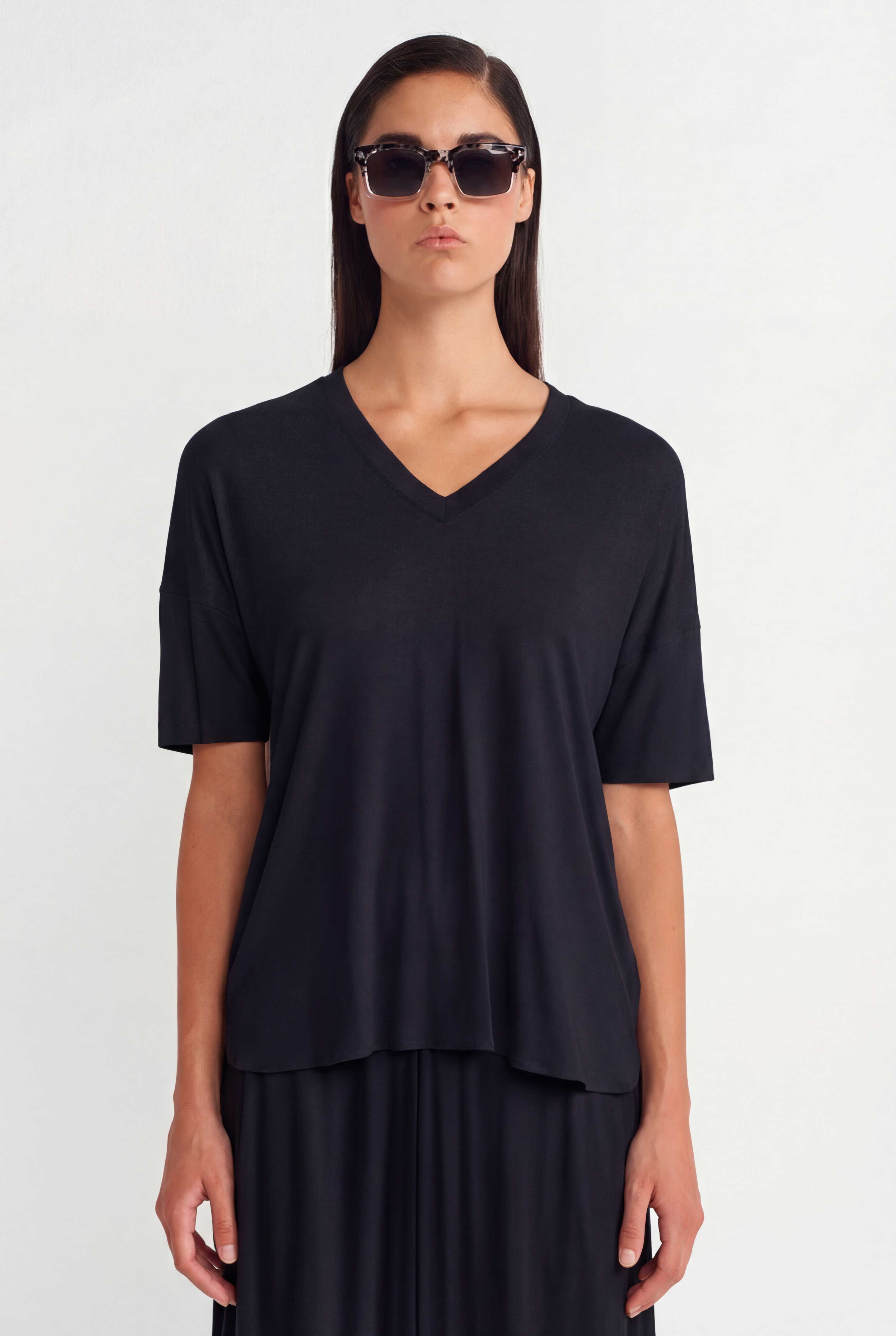 Siyah V Yaka Rahat Form T-Shirt-Y261011012