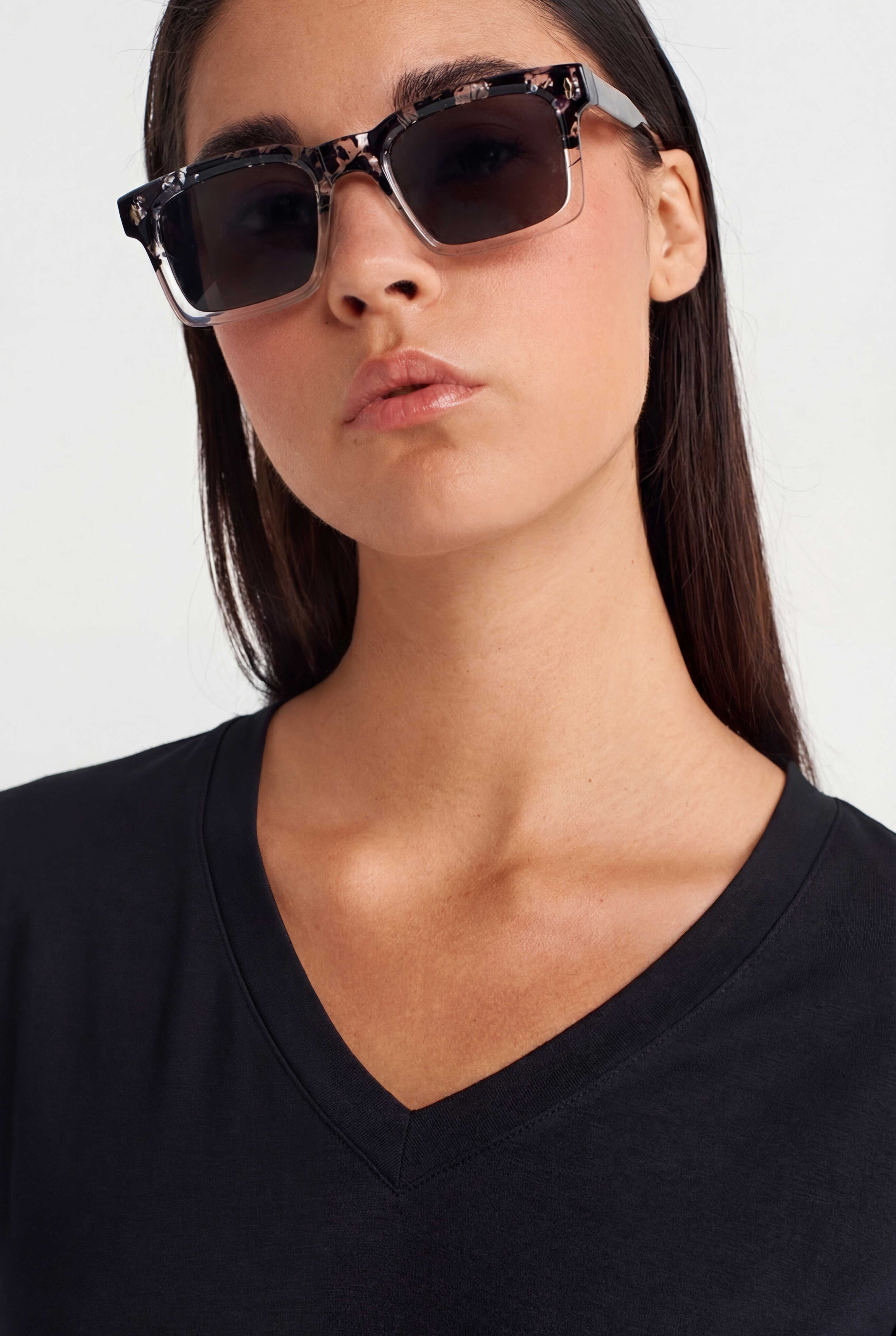 Siyah V Yaka Rahat Form T-Shirt-Y261011012