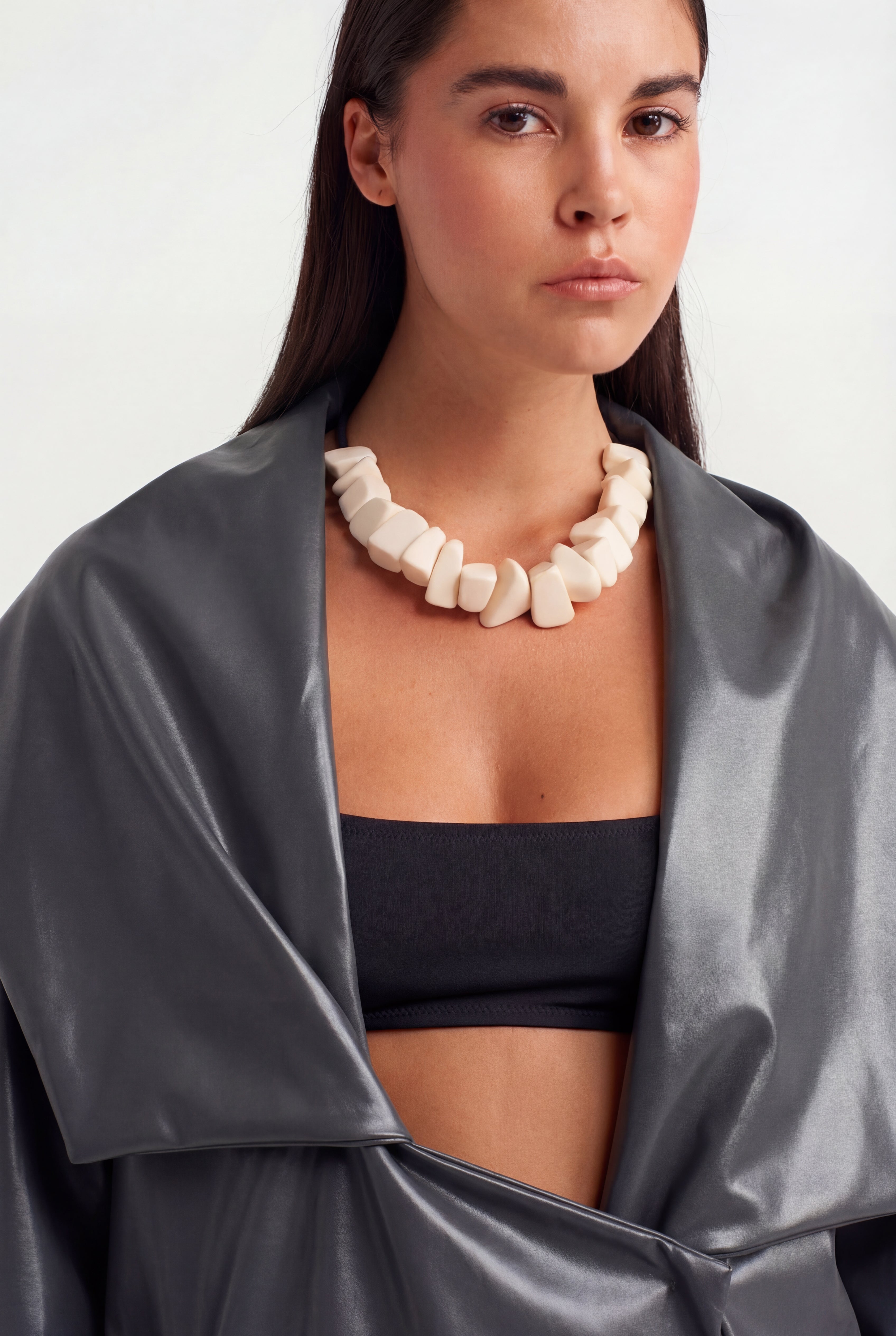 جاكيت أسود ذو ياقة منحوتة متعددة الطبقات - Y265015009