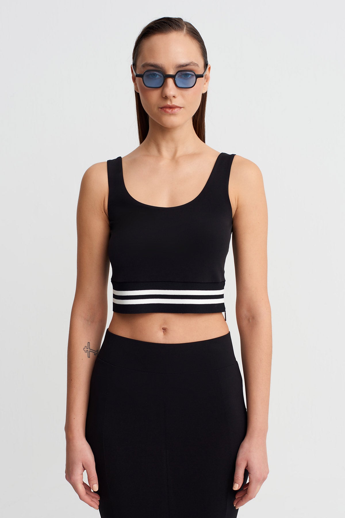 Siyah Şerit Detaylı Crop Top-Y261011003