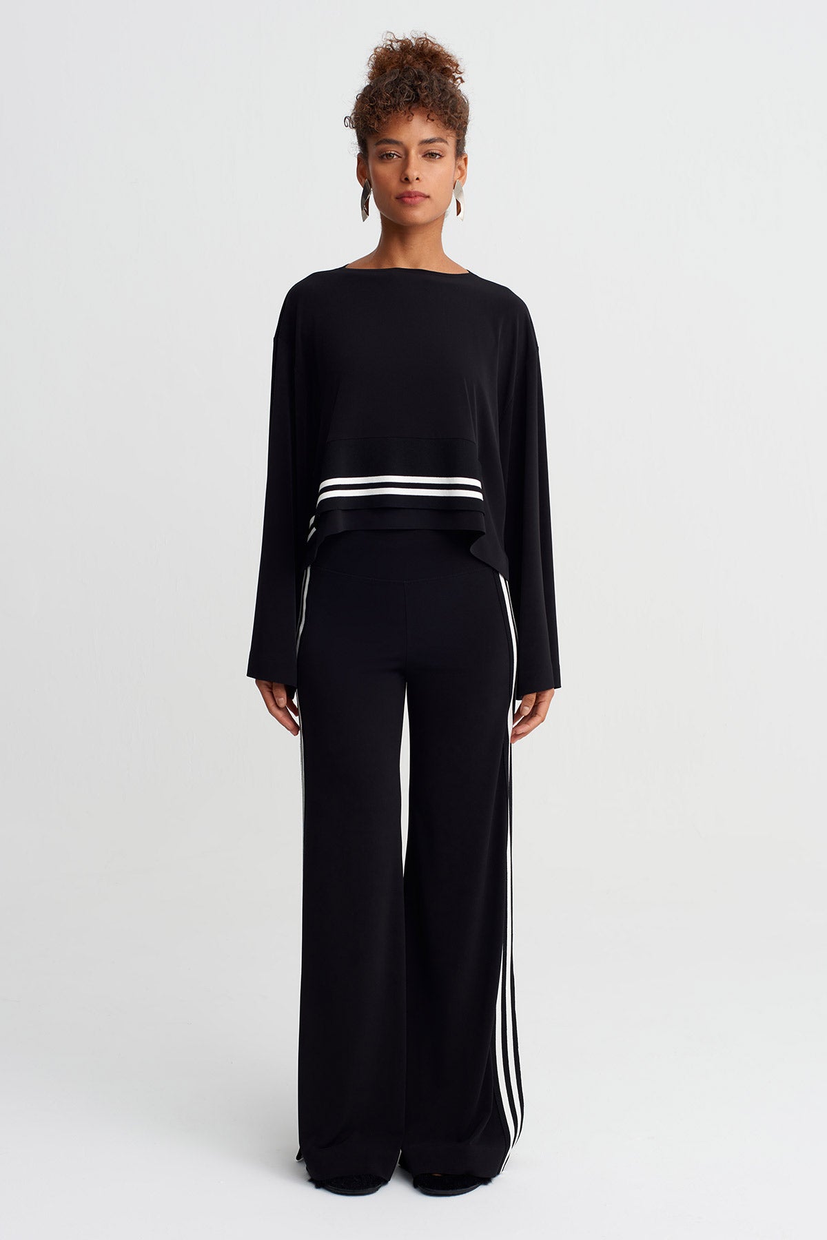 Siyah Şerit Detaylı Uzun Kollu Bluz-Y261011004