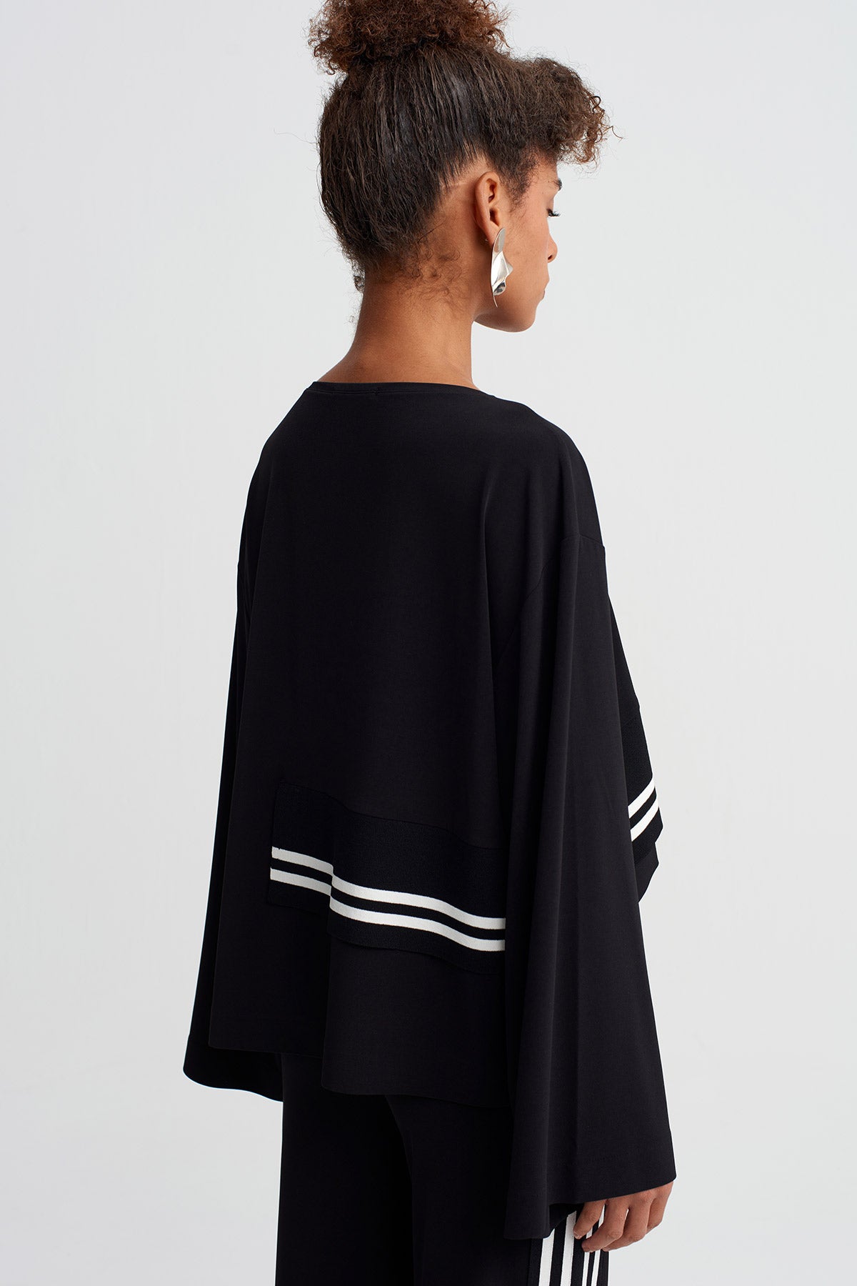 Siyah Şerit Detaylı Uzun Kollu Bluz-Y261011004
