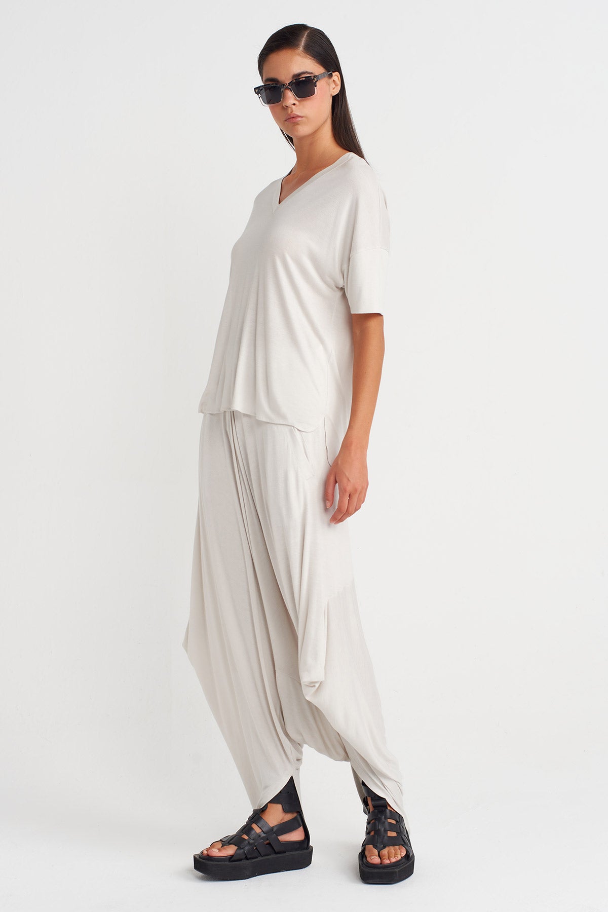 تيشيرت مريح بياقة على شكل حرف V بلون ضبابي - Y261011012