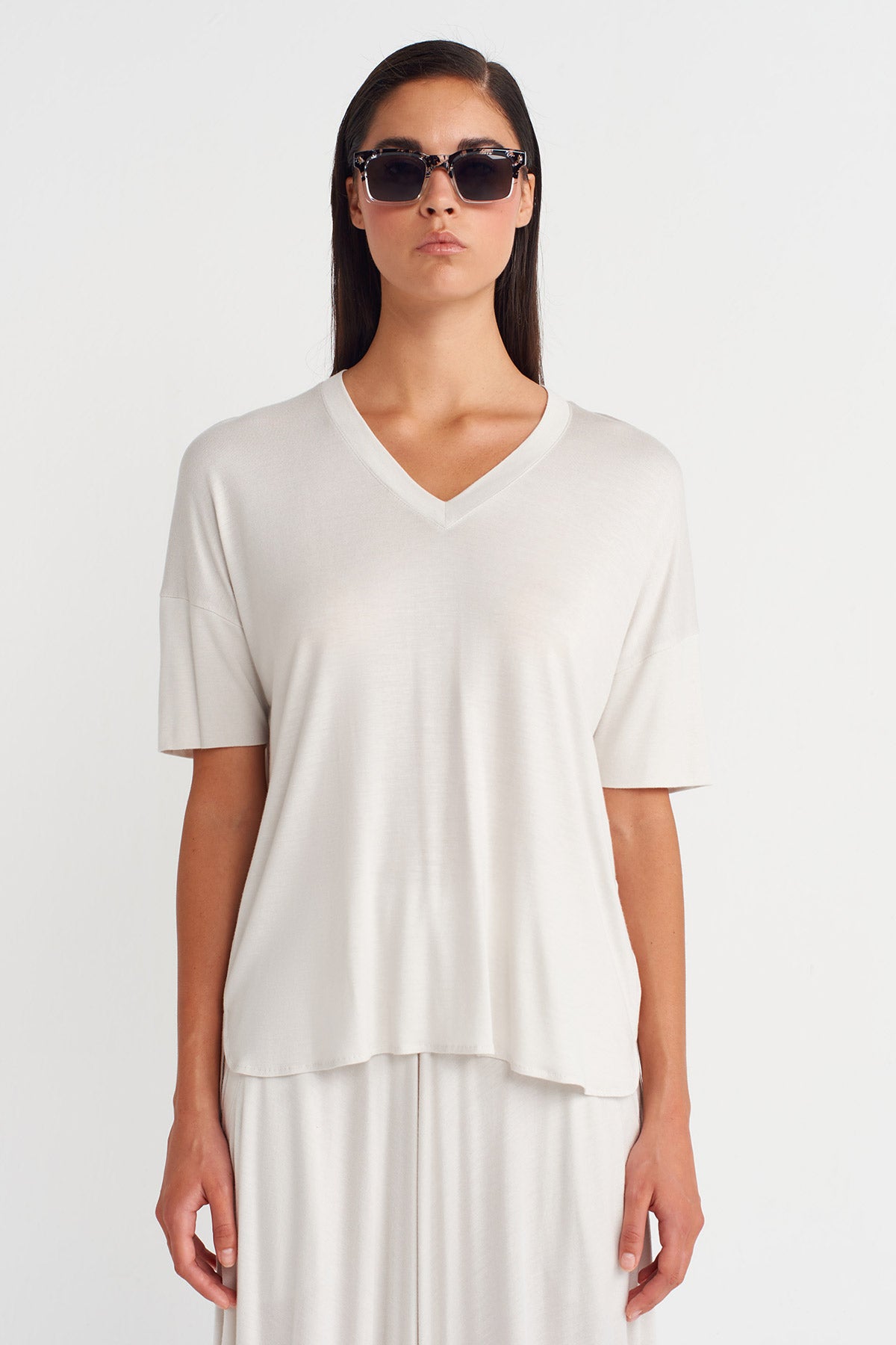 تيشيرت مريح بياقة على شكل حرف V بلون ضبابي - Y261011012