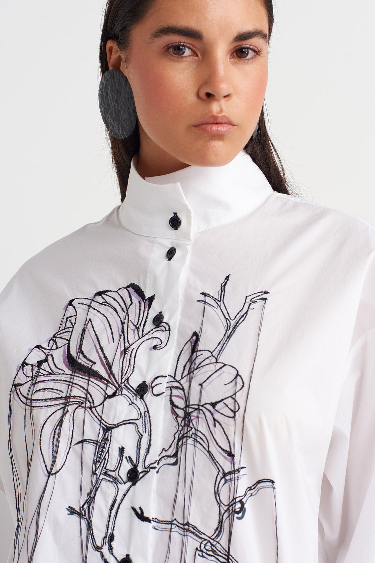 Kırık Beyaz Yüksek Yakalı Nakış Detaylı Gömlek-Y261011017