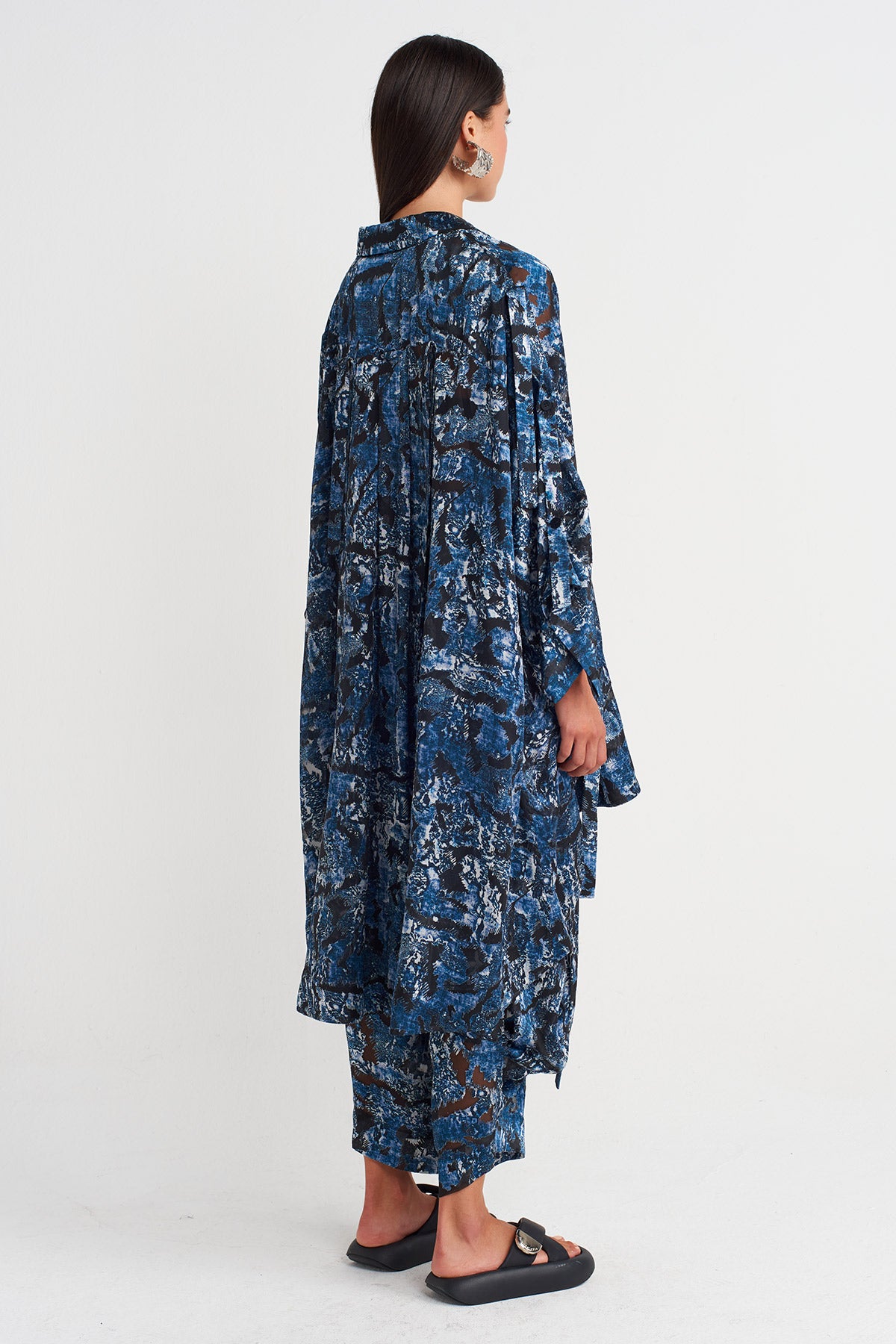 قميص مكشكش بنقش تجريدي باللون النيلي - Y261011020