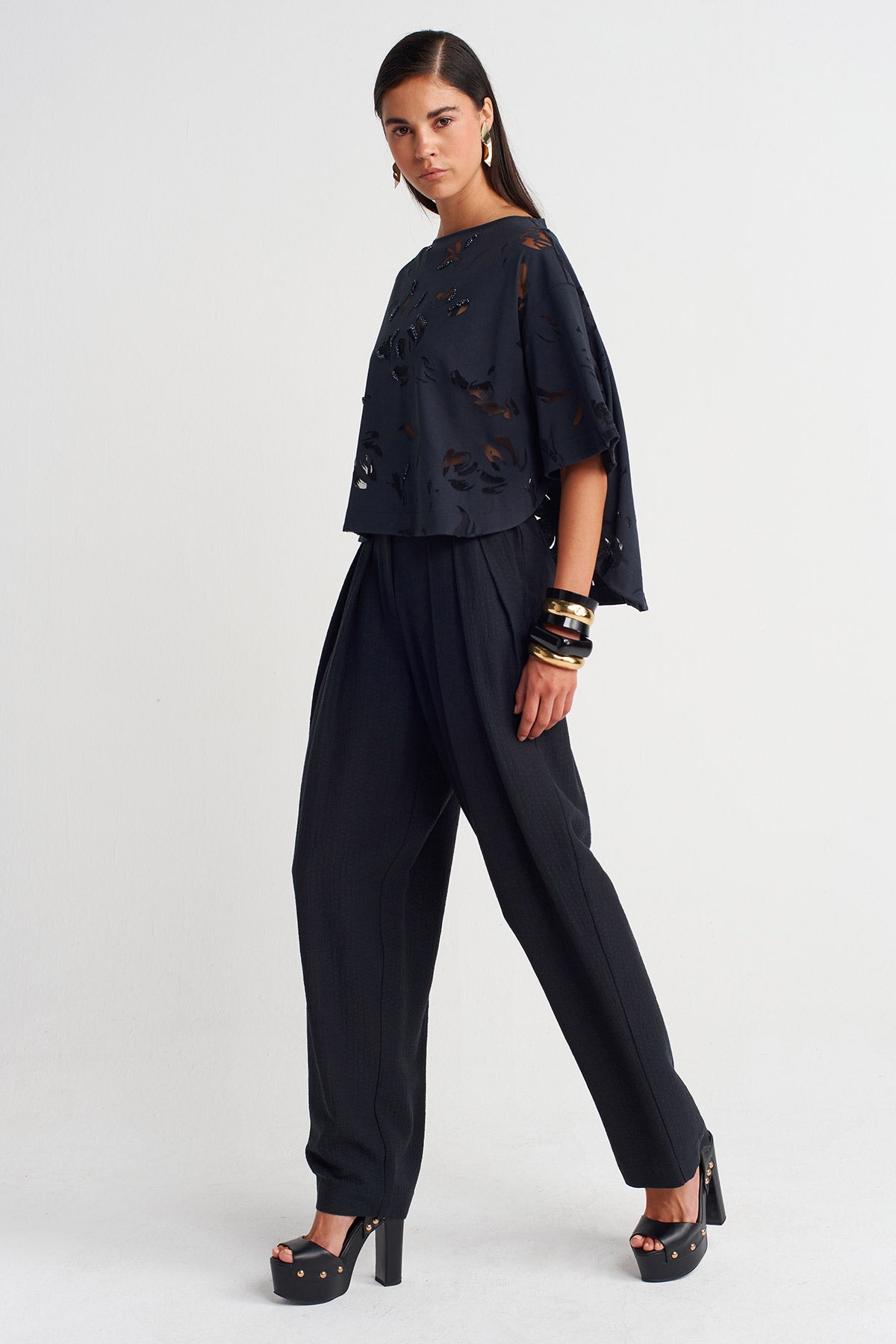 بلوزة سوداء مطرزة بالخرز بتقنية القطع بالليزر - Y261011021