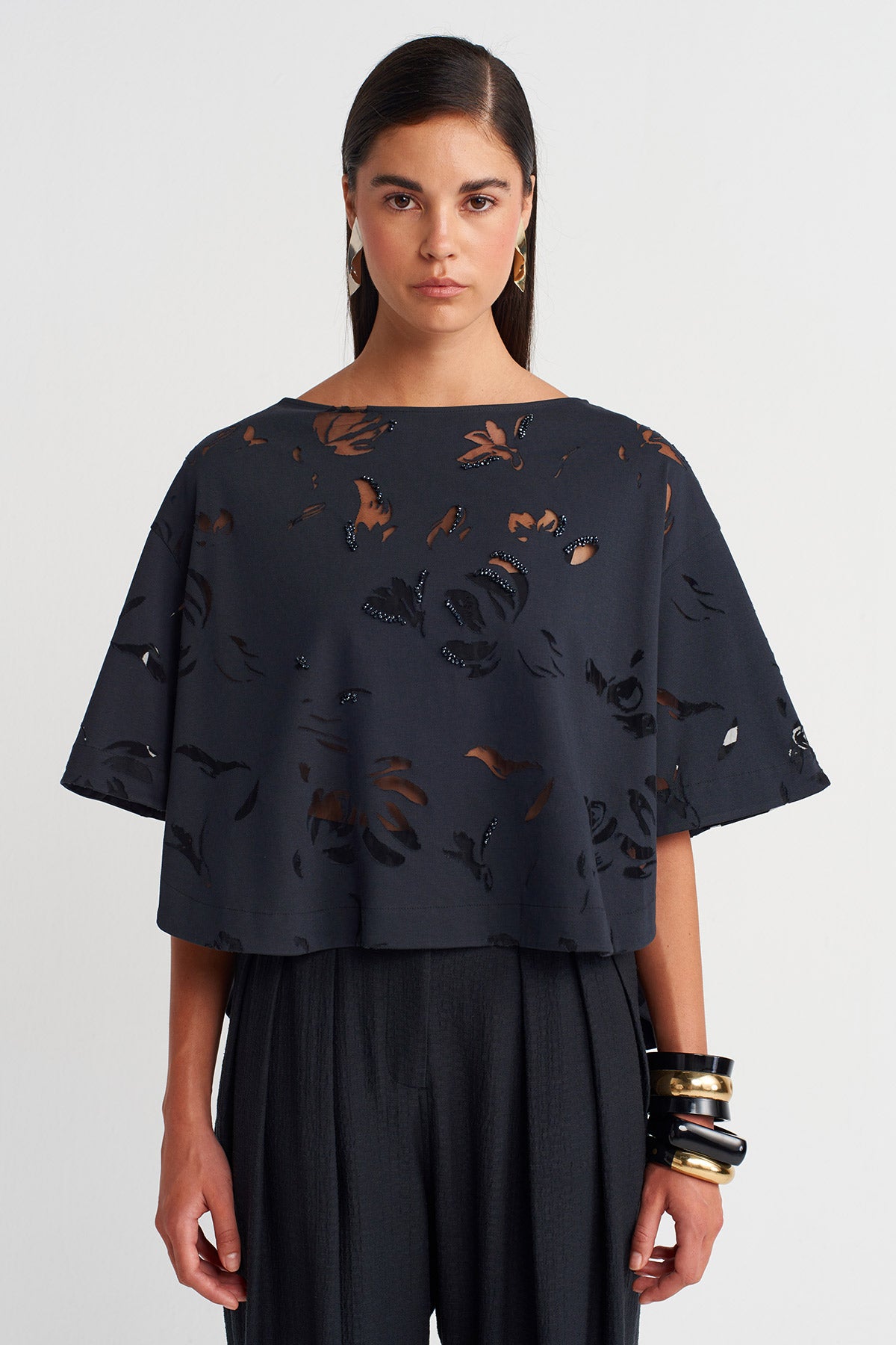 بلوزة سوداء مطرزة بالخرز بتقنية القطع بالليزر - Y261011021