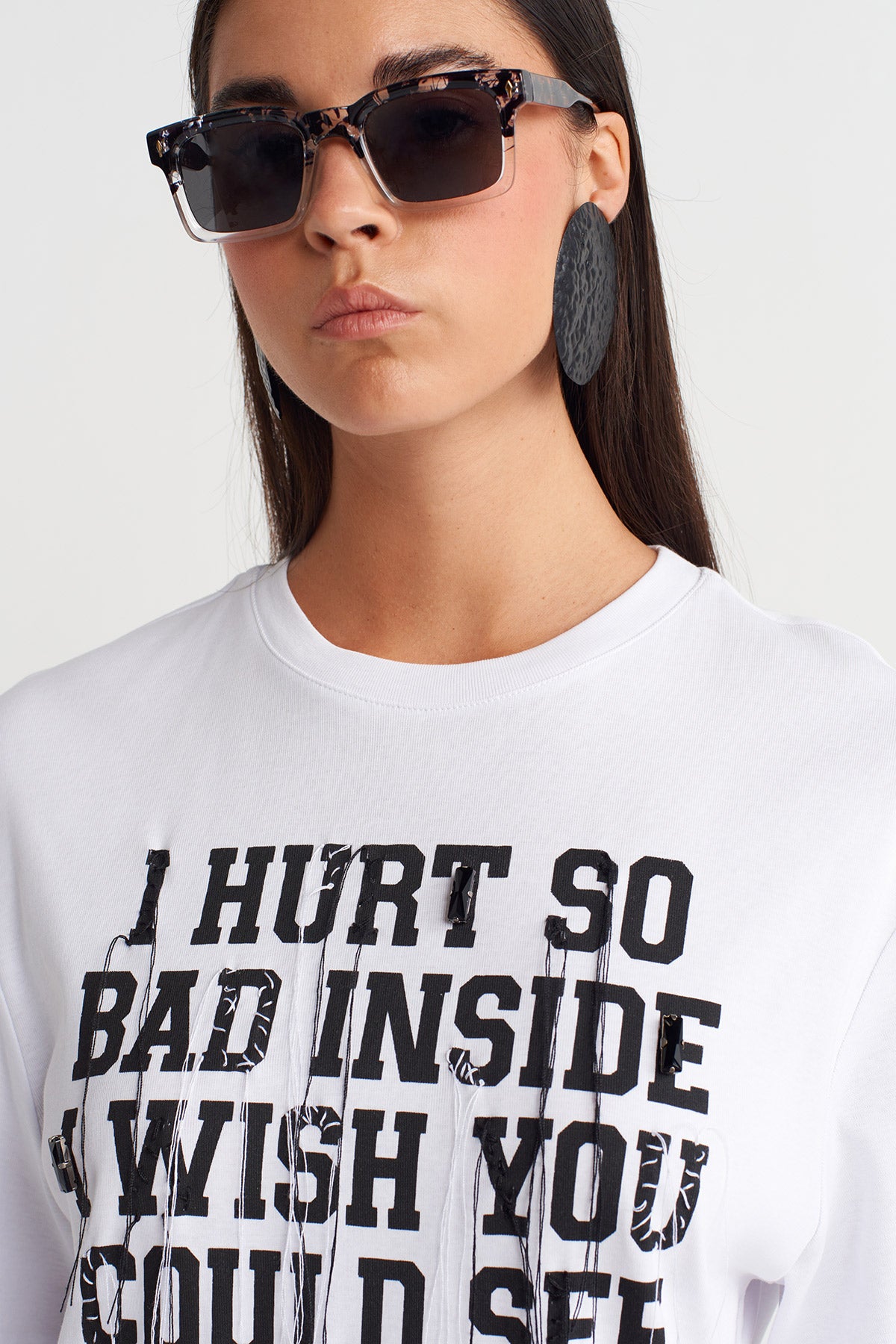 تيشيرت أوف وايت واسع بتفاصيل نصية - Y261011022