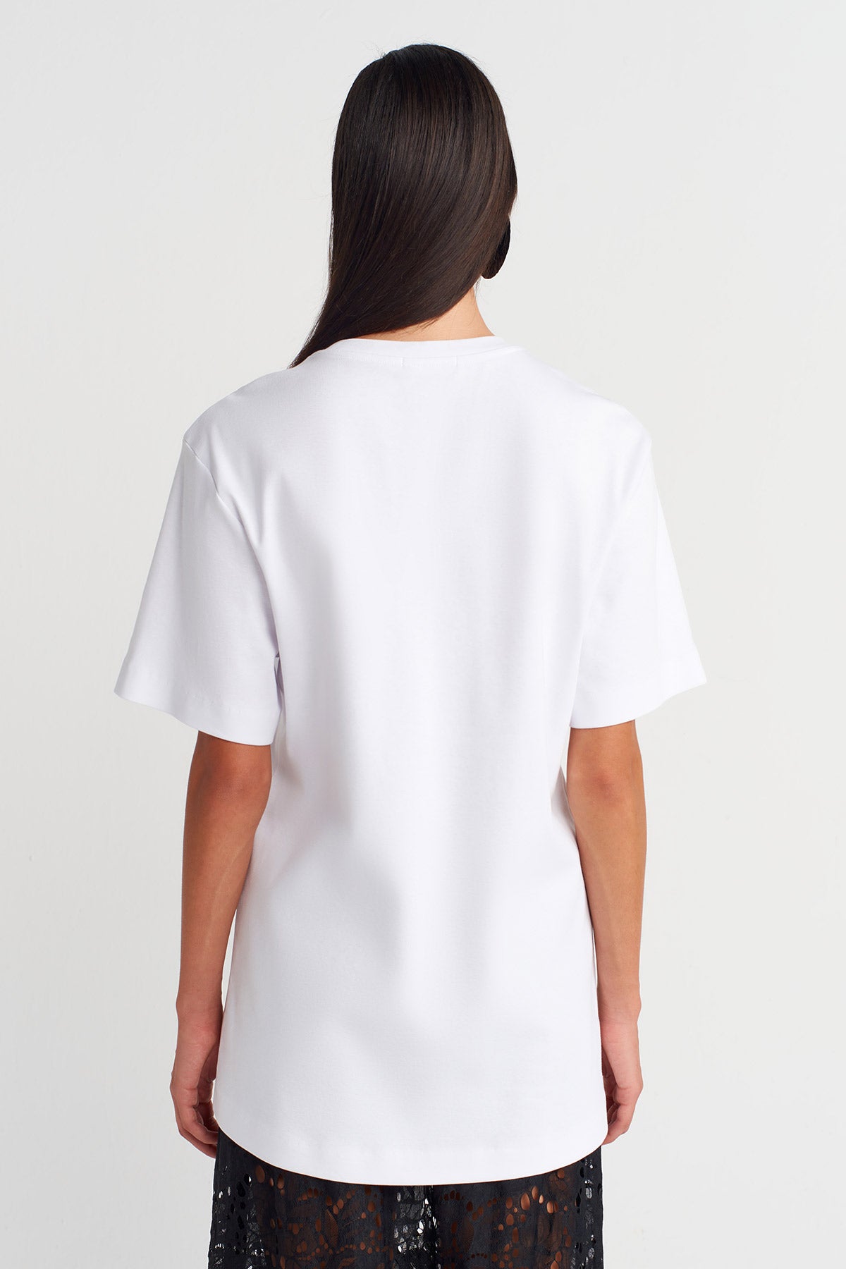 تيشيرت أوف وايت واسع بتفاصيل نصية - Y261011022