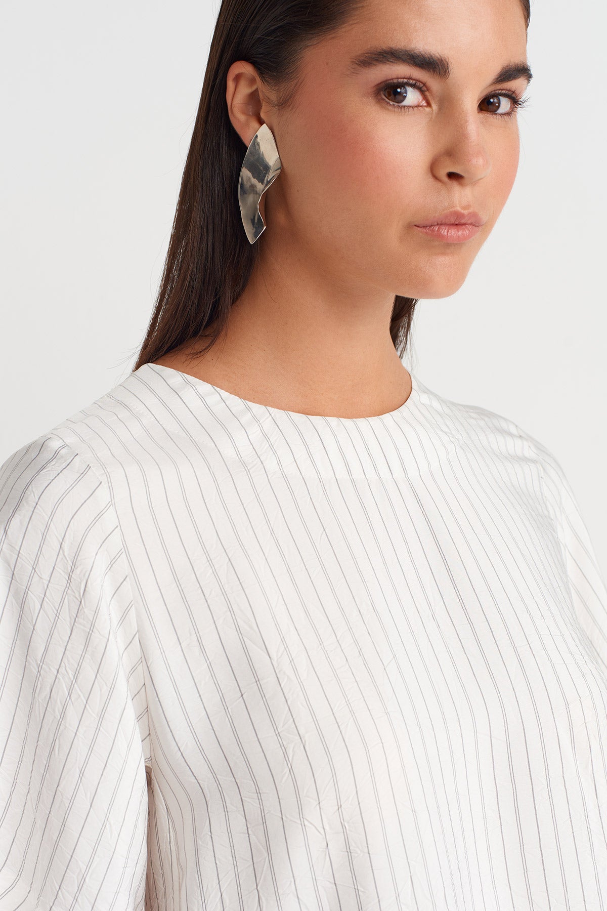 بلوزة واسعة مخططة بلون أبيض كريمي - Y261011026