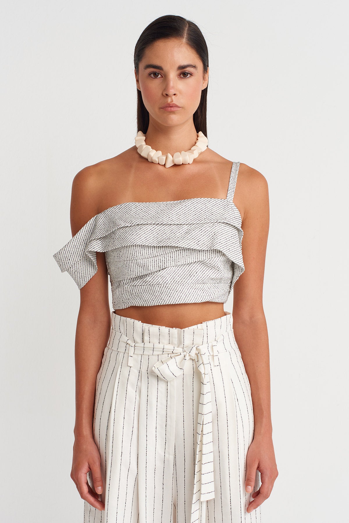 مشدّ صدر غير متماثل الطبقات بلون أبيض كريمي - Y261011028