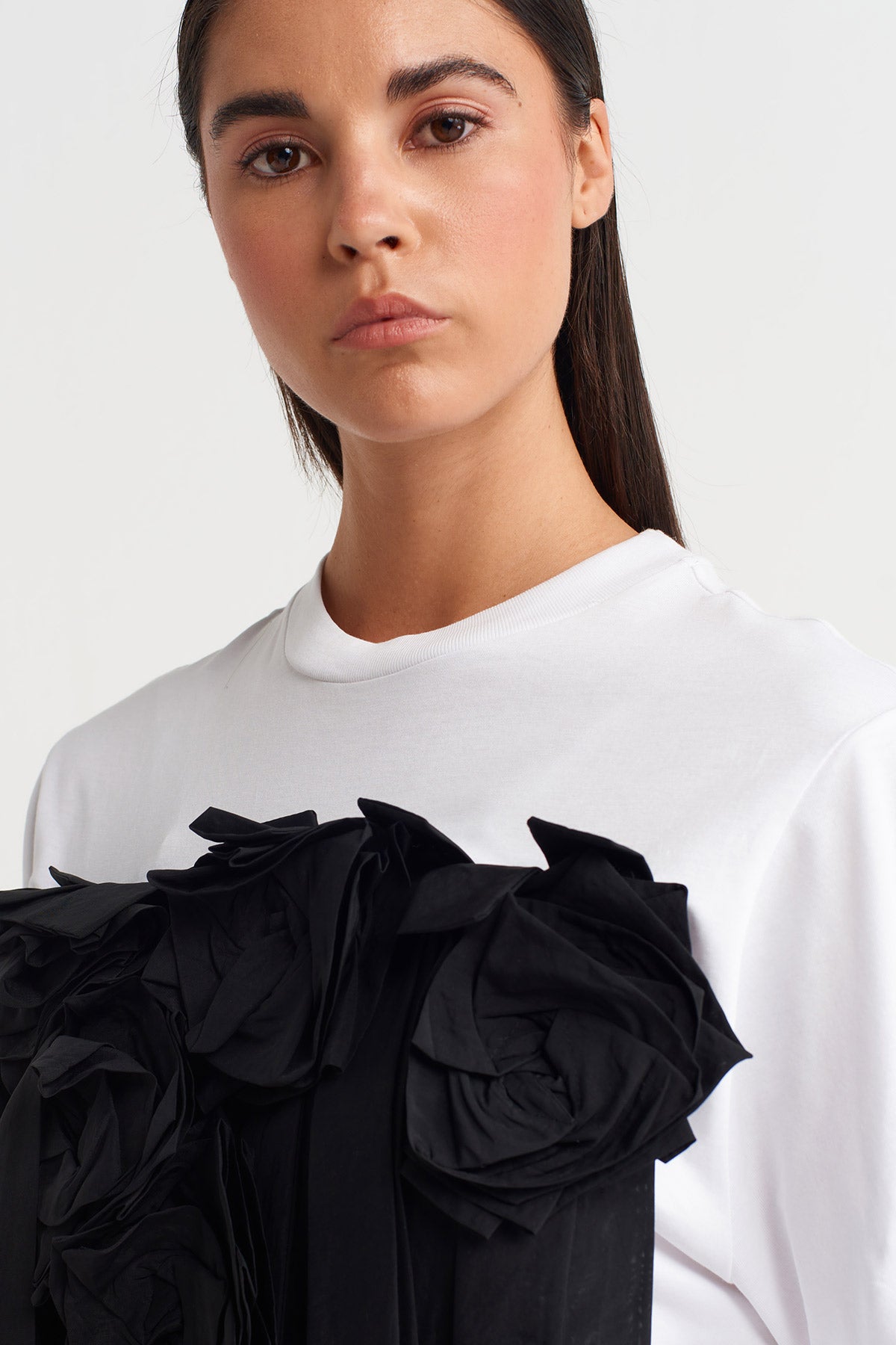 Beyaz / Siyah Çiçek Detaylı Şeritli T-Shirt-Y261011029