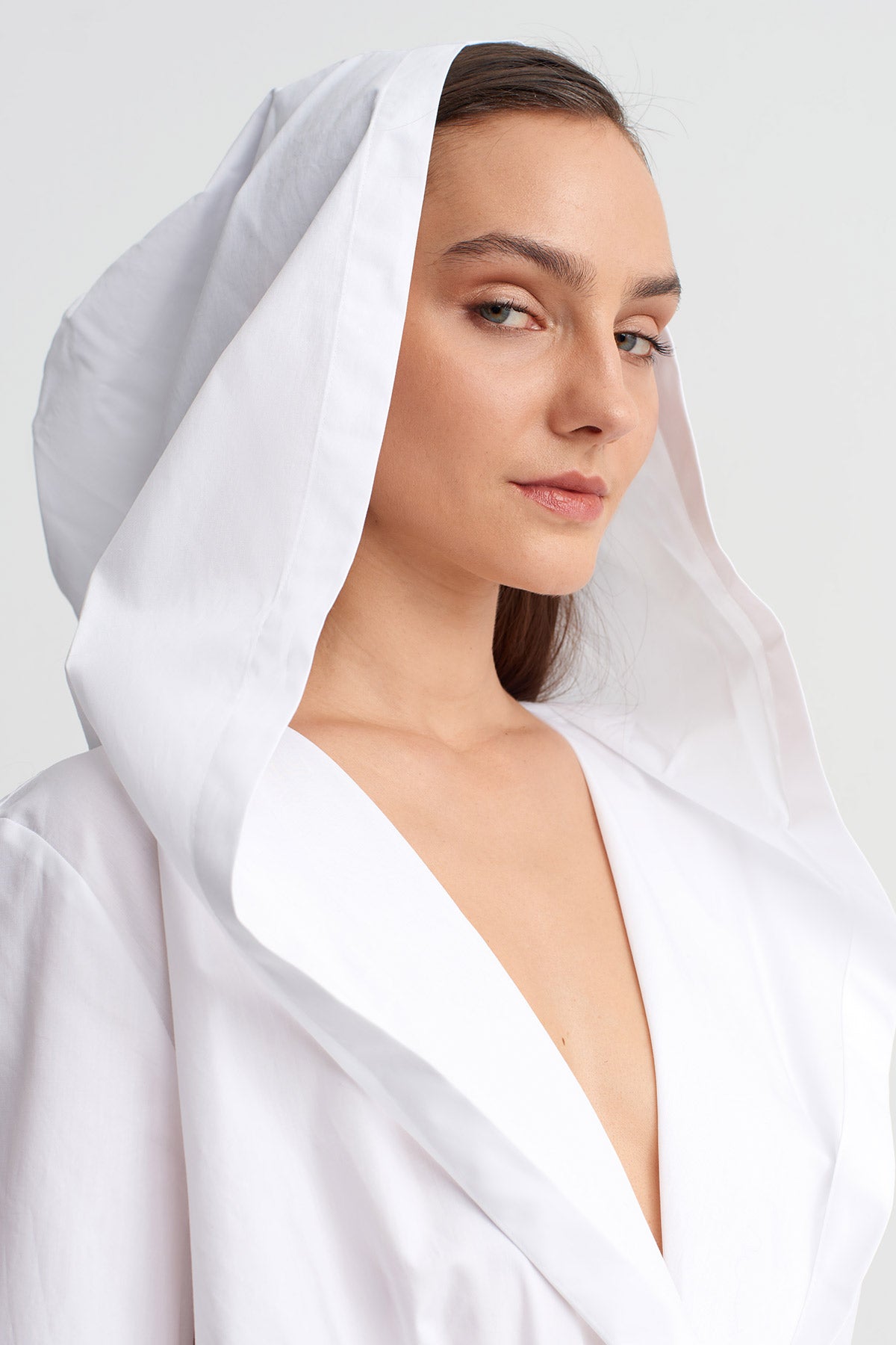 Kırık Beyaz Kapüşon Detaylı Derin V Yaka Body-Y261011042