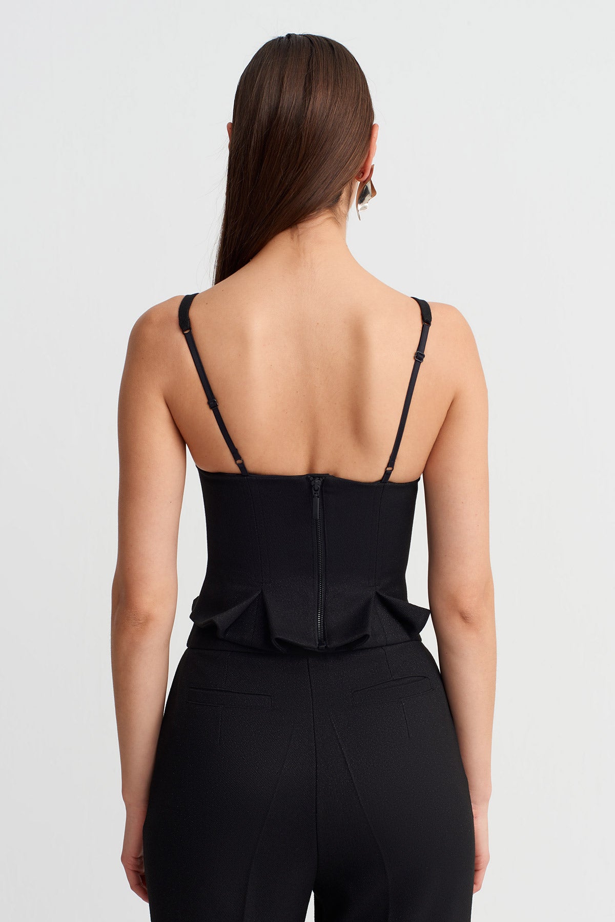 Siyah V Yaka Askılı Formlu Top-Y261011044