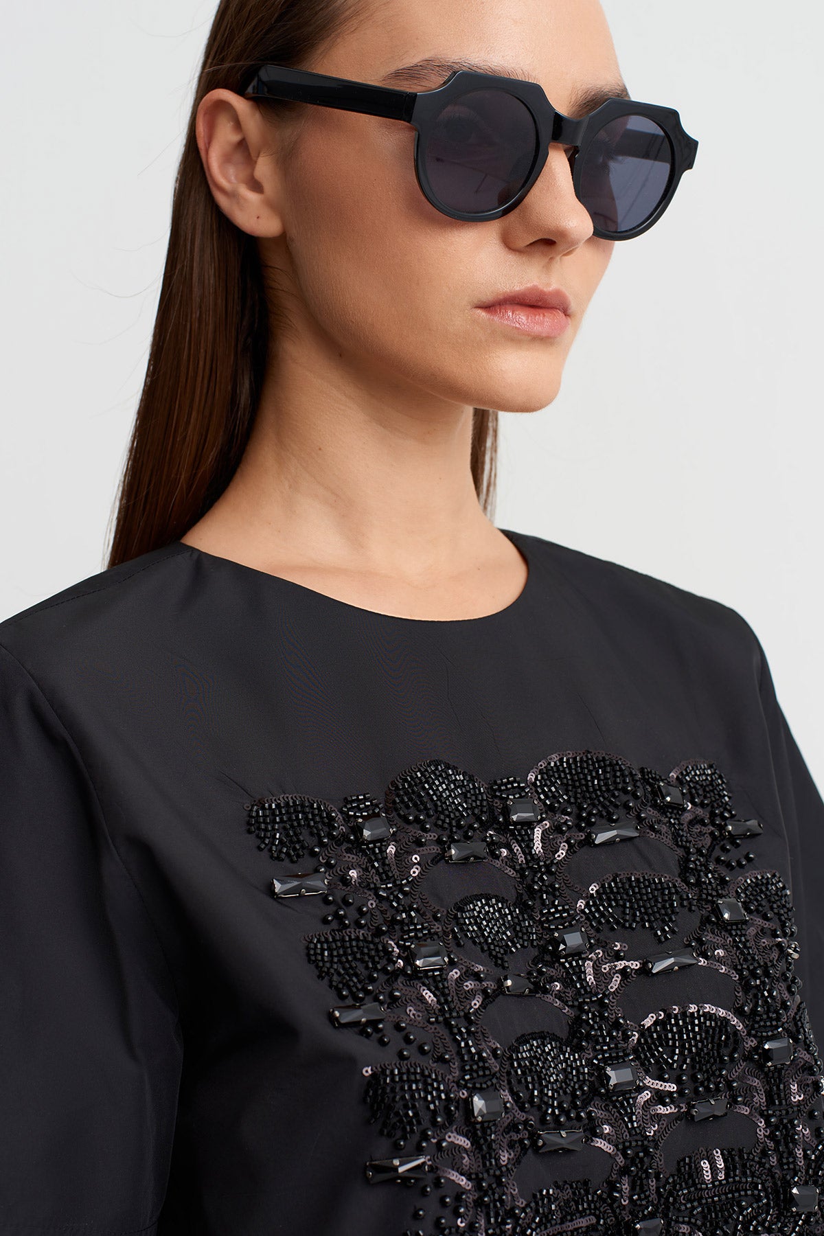 تيشيرت أسود قصير الأكمام مزين بالخرز - Y261011060