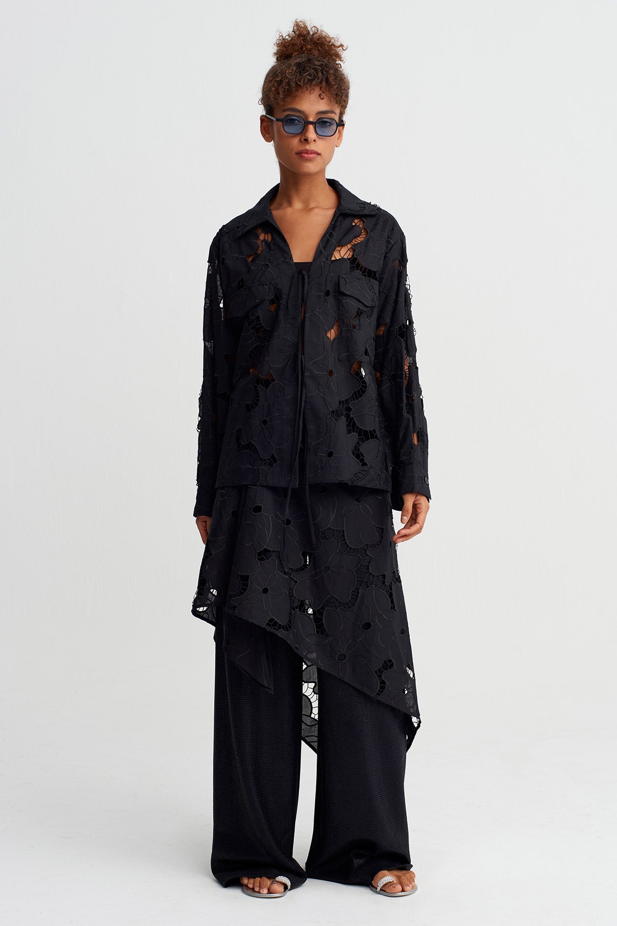 قميص أسود من الدانتيل بنقشة زهور - Y261011061