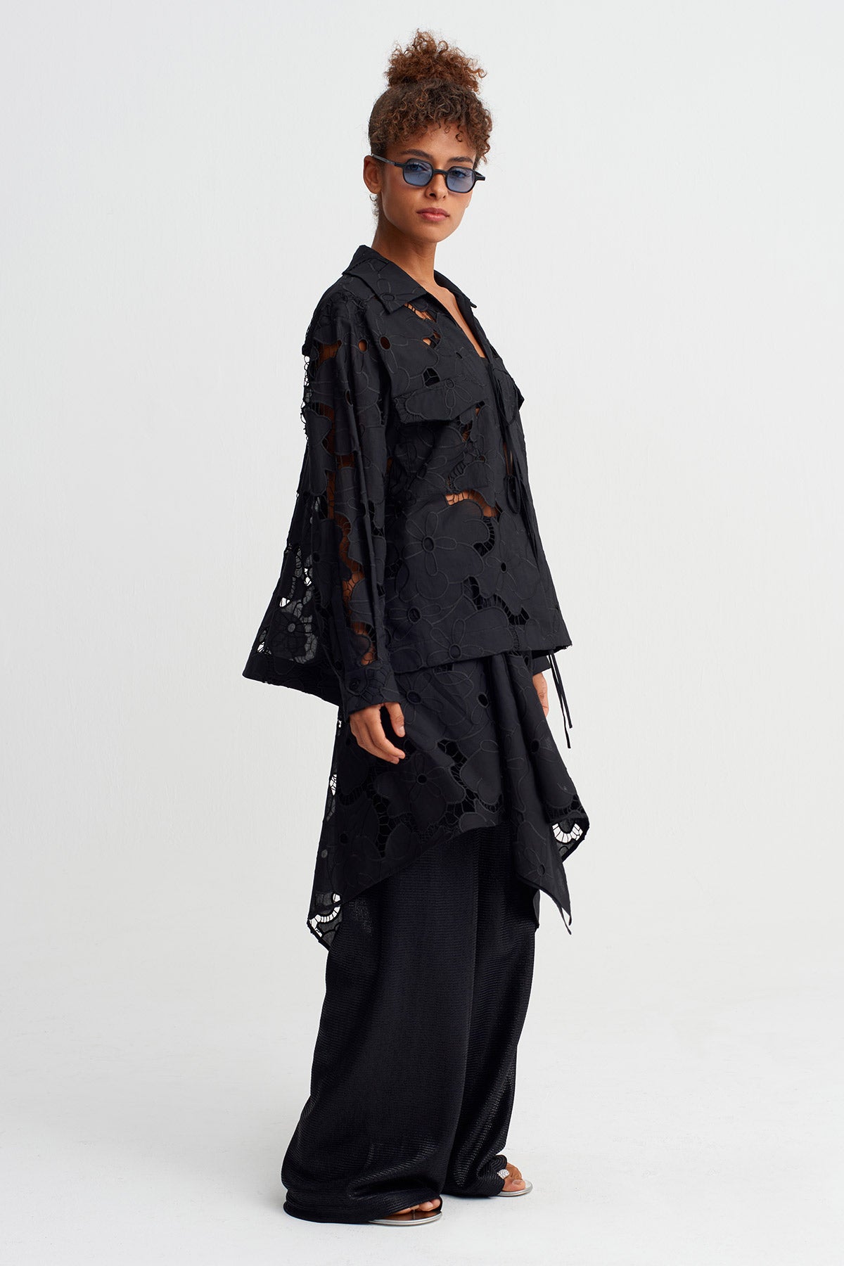 قميص أسود من الدانتيل بنقشة زهور - Y261011061