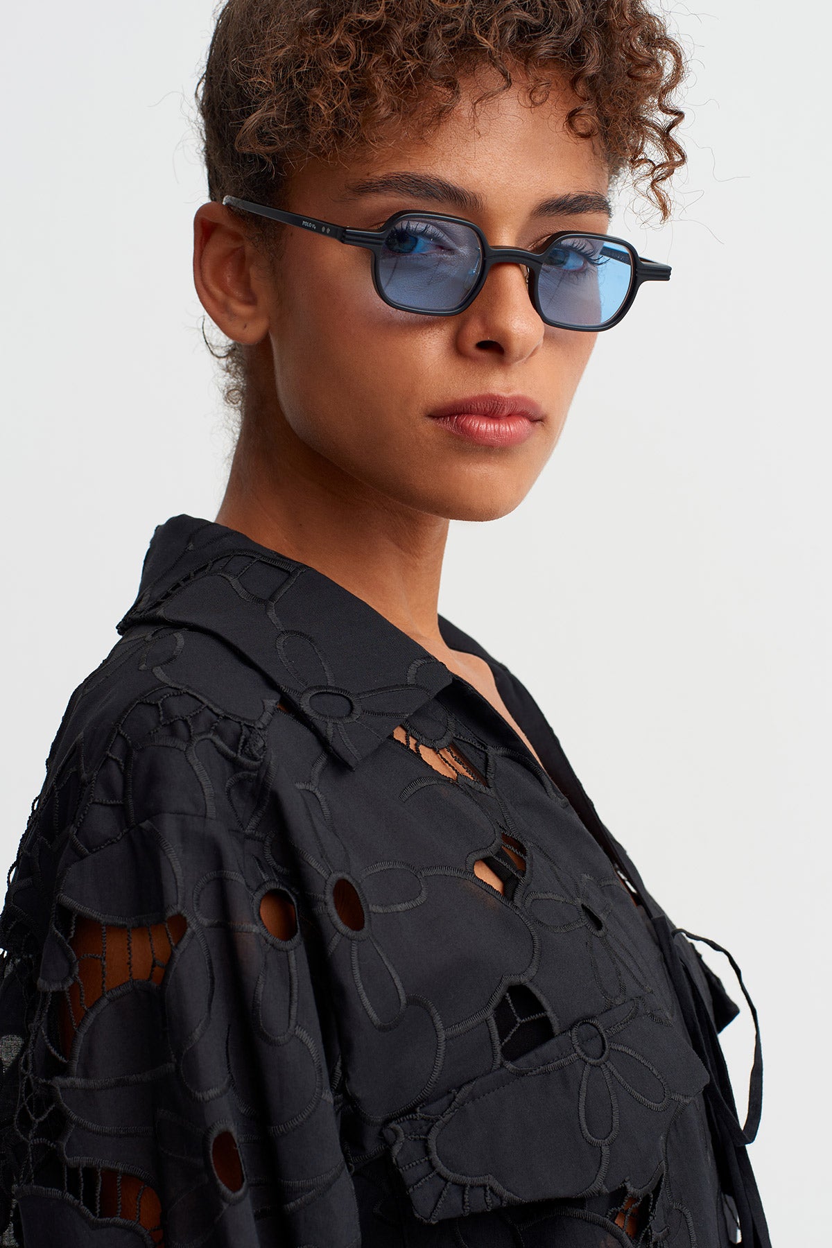 Siyah Çiçek Desenli Dantel Gömlek-Y261011061