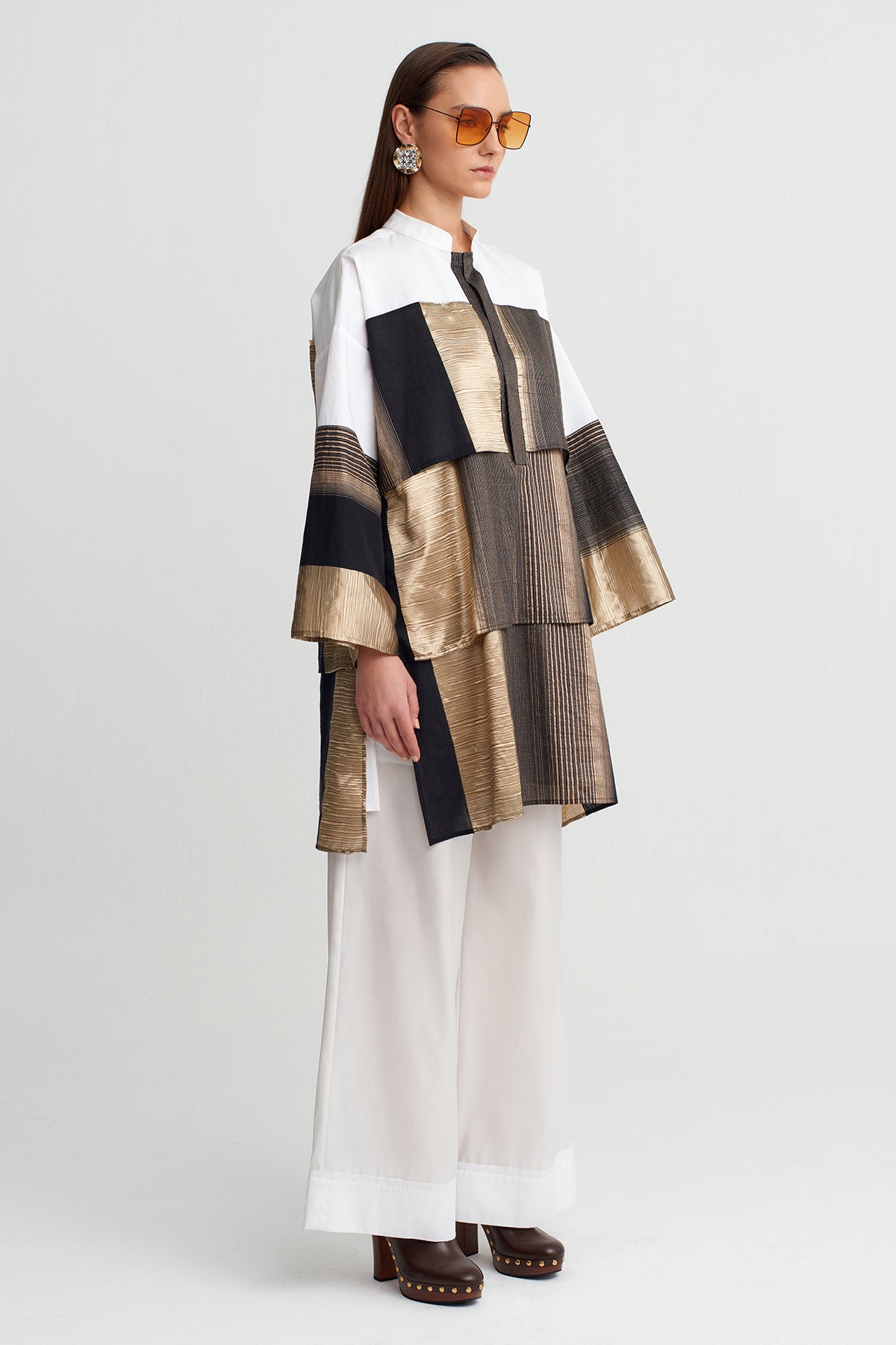 بلوزة تونيك كبيرة الحجم بتصميم مرقع باللونين الأسود والذهبي - Y261011066