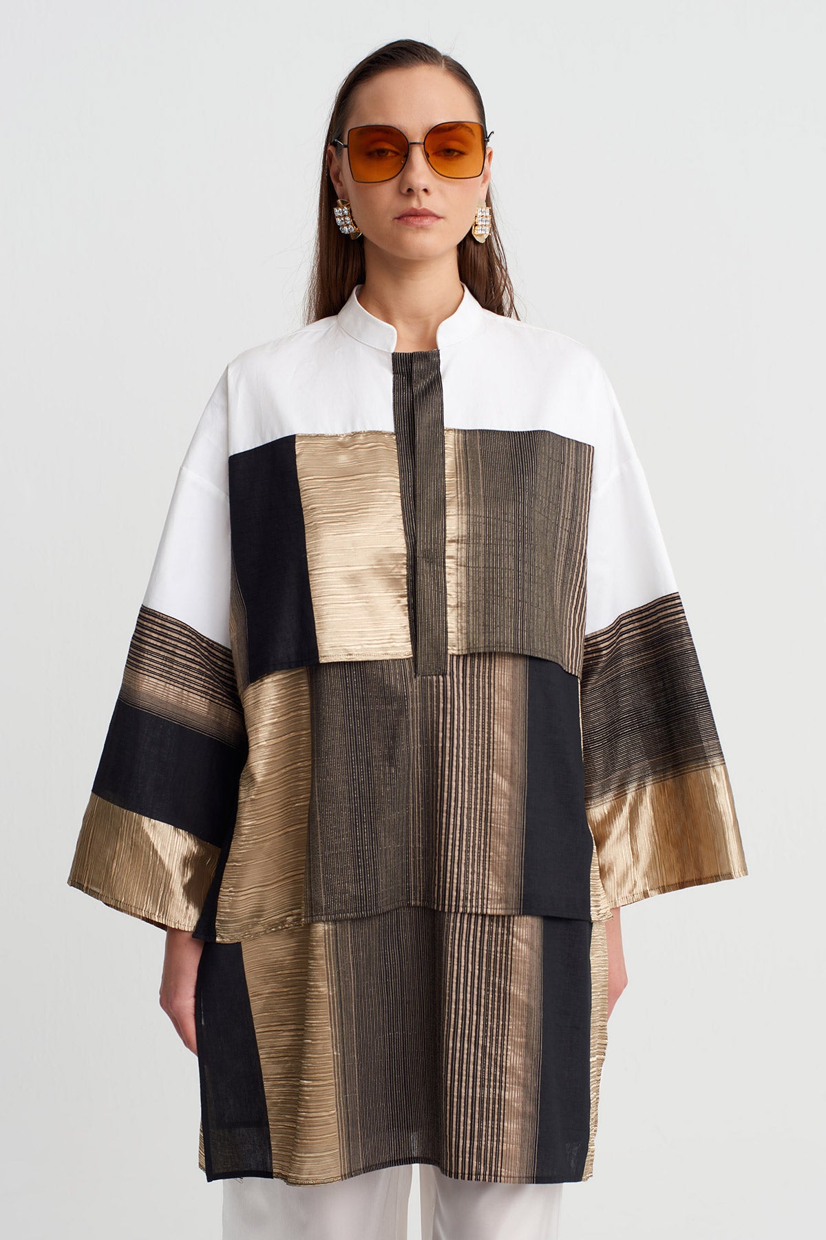 بلوزة تونيك كبيرة الحجم بتصميم مرقع باللونين الأسود والذهبي - Y261011066