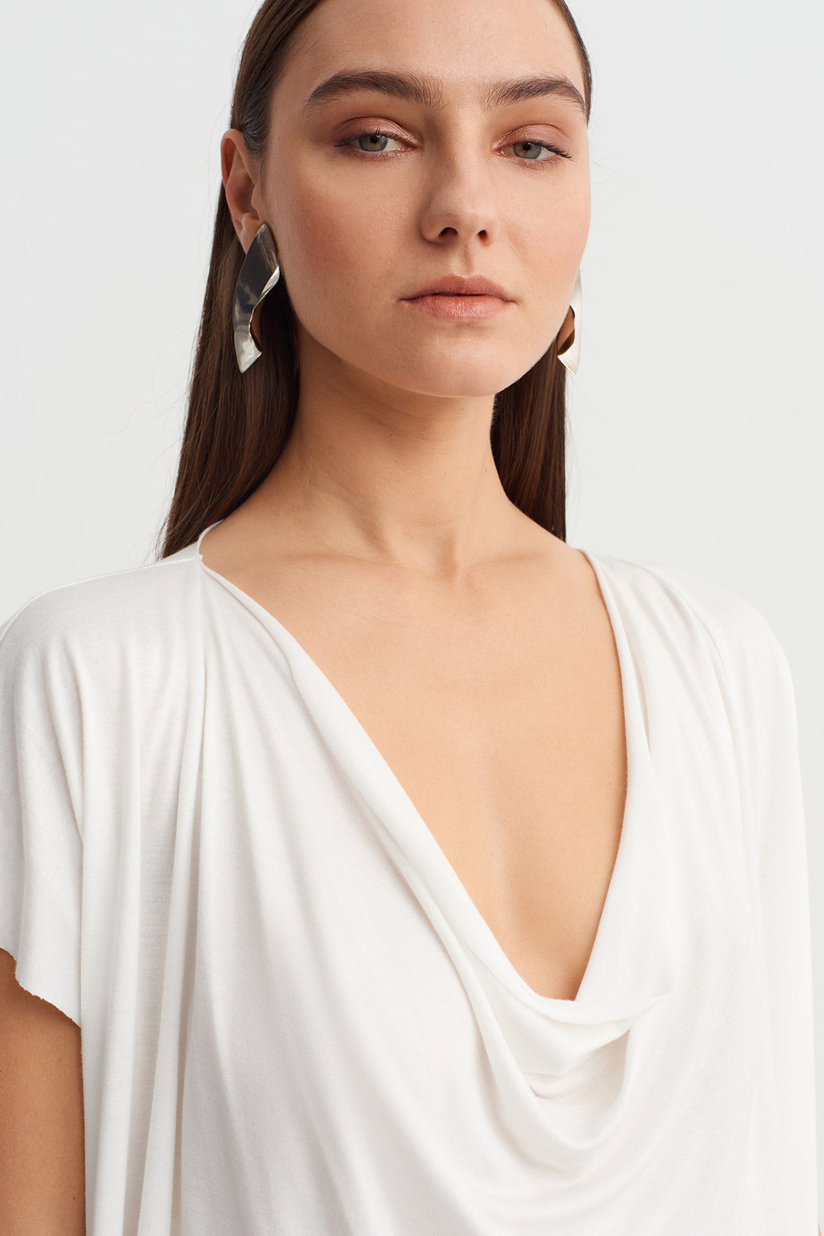 تيشيرت أوف وايت بياقة منسدلة غير متماثلة - Y261011070