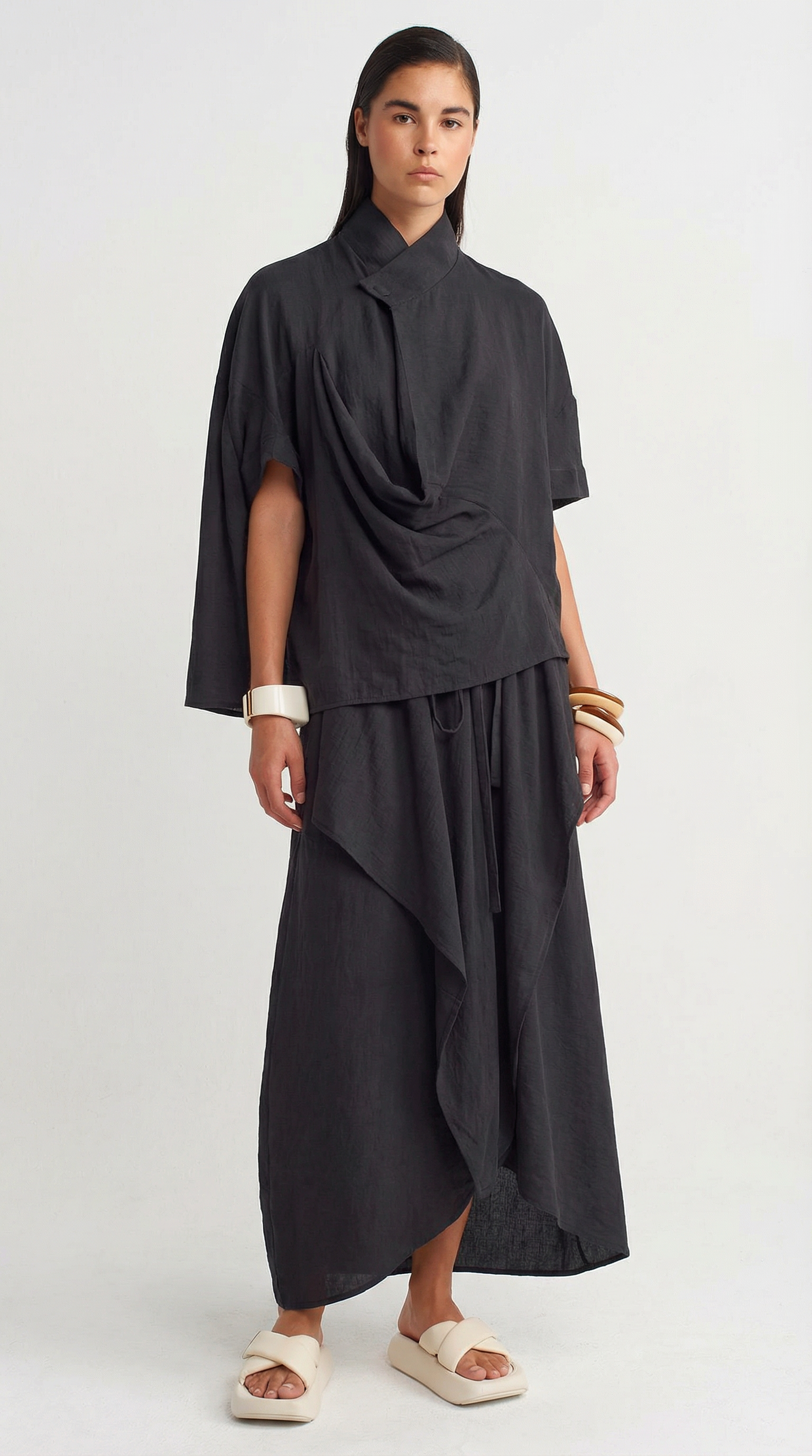 بلوزة سوداء بياقة غير متماثلة ومنسدلة - Y261011018