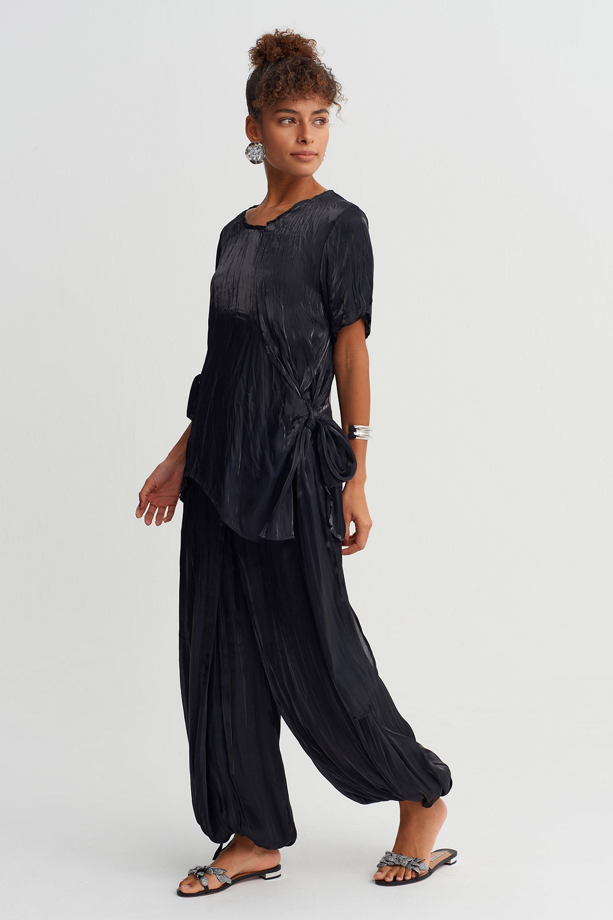 بلوزة سوداء غير متماثلة من الساتان المزخرف - Y261011032