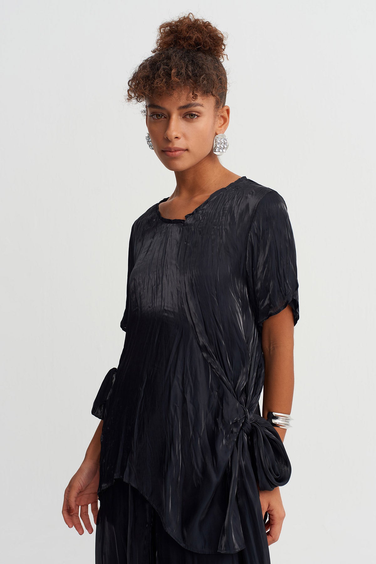 بلوزة سوداء غير متماثلة من الساتان المزخرف - Y261011032