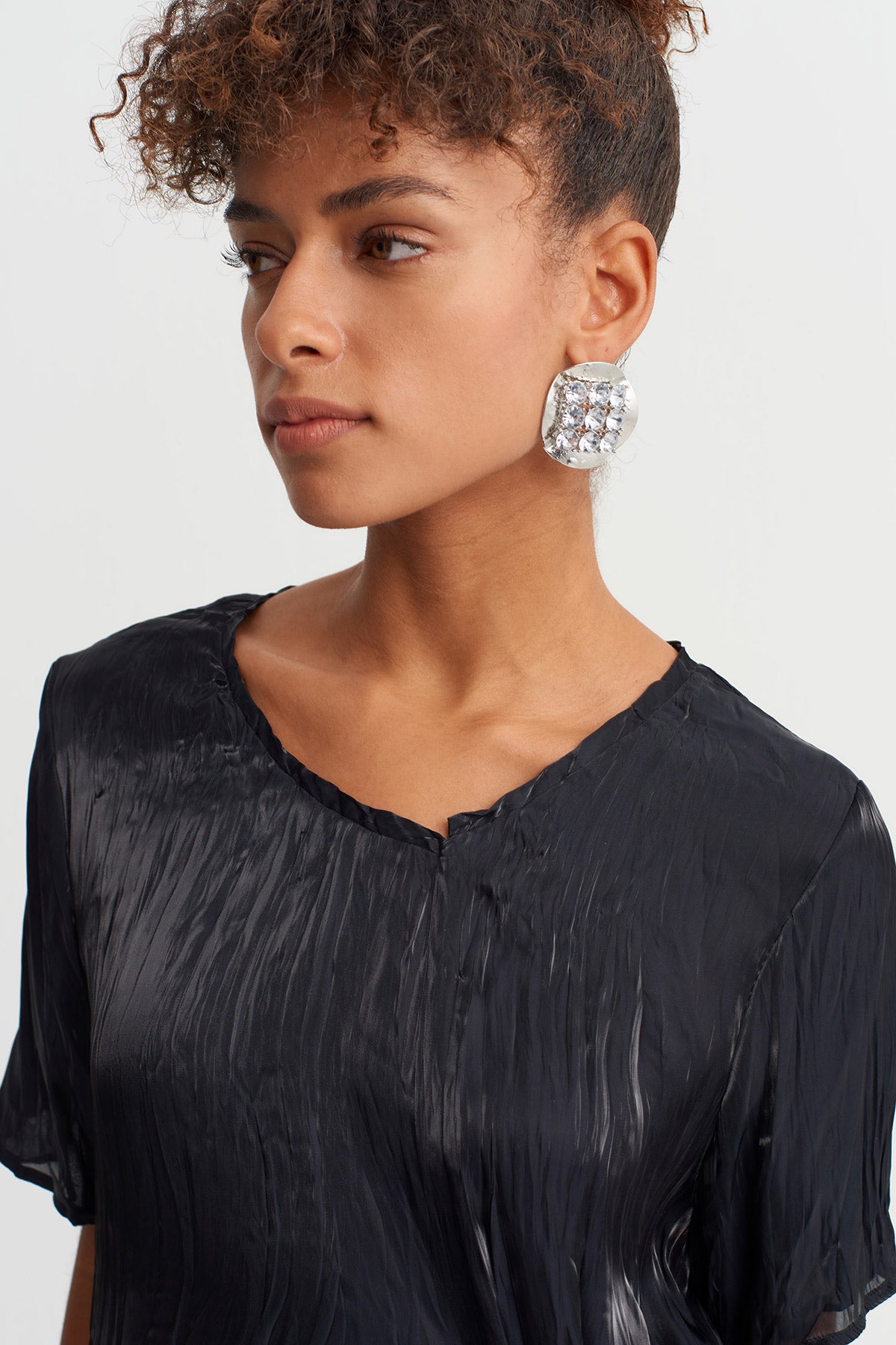 بلوزة سوداء غير متماثلة من الساتان المزخرف - Y261011032