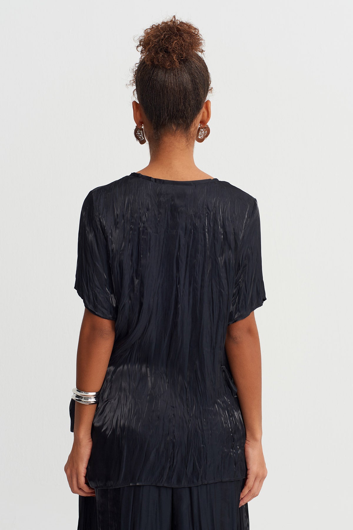 بلوزة سوداء غير متماثلة من الساتان المزخرف - Y261011032