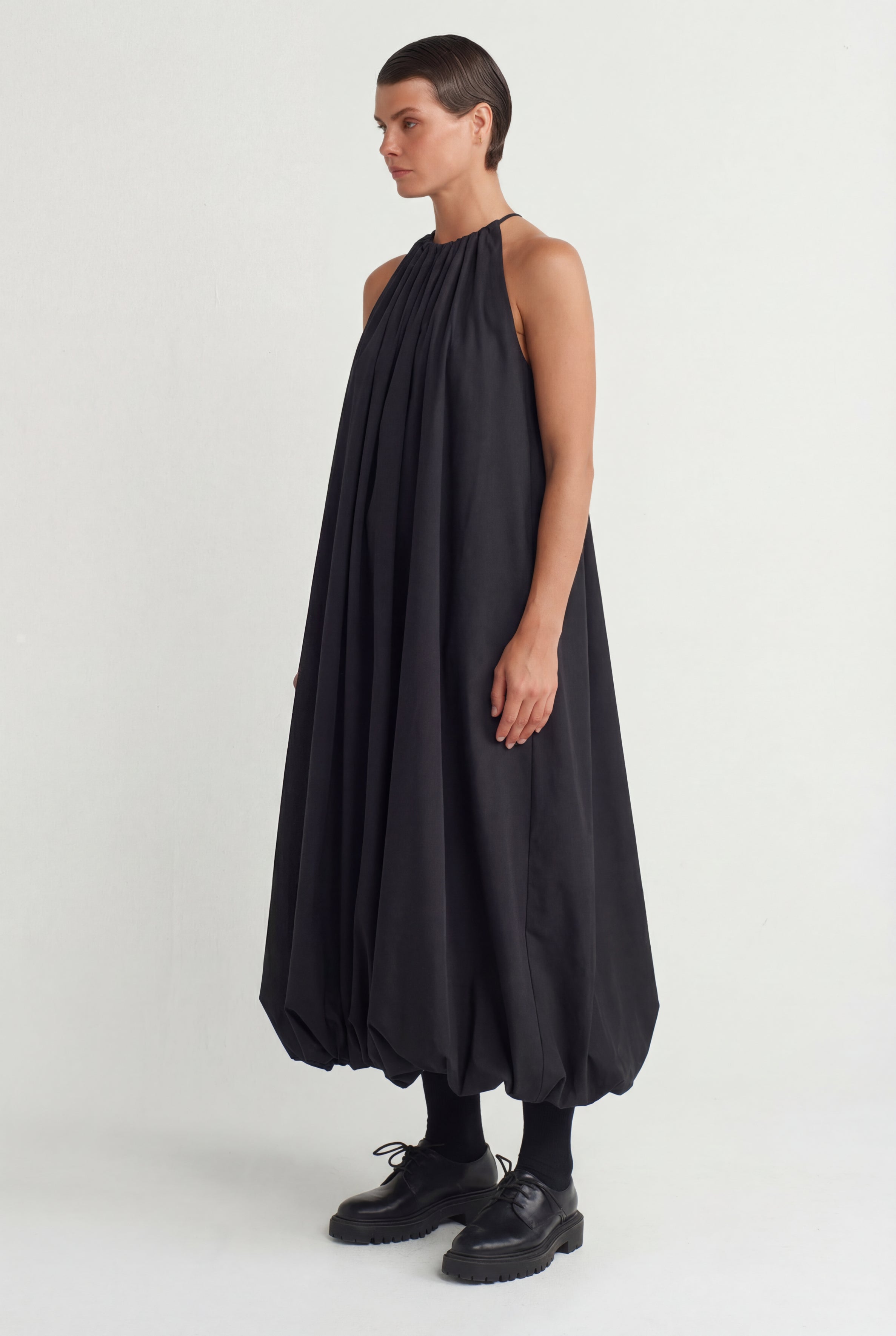 فستان أسود طويل منفوخ - Y264014029