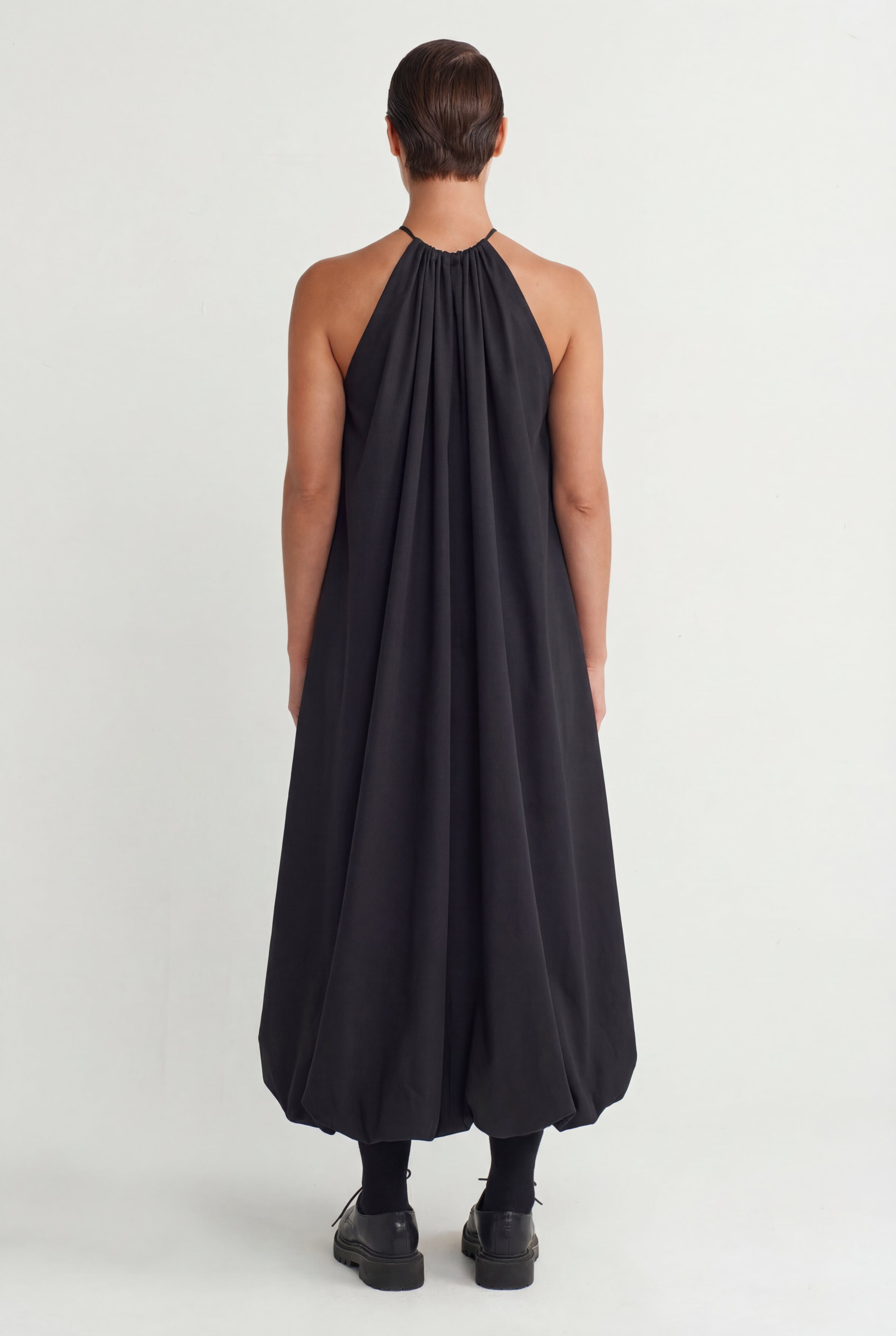 فستان أسود طويل منفوخ - Y264014029