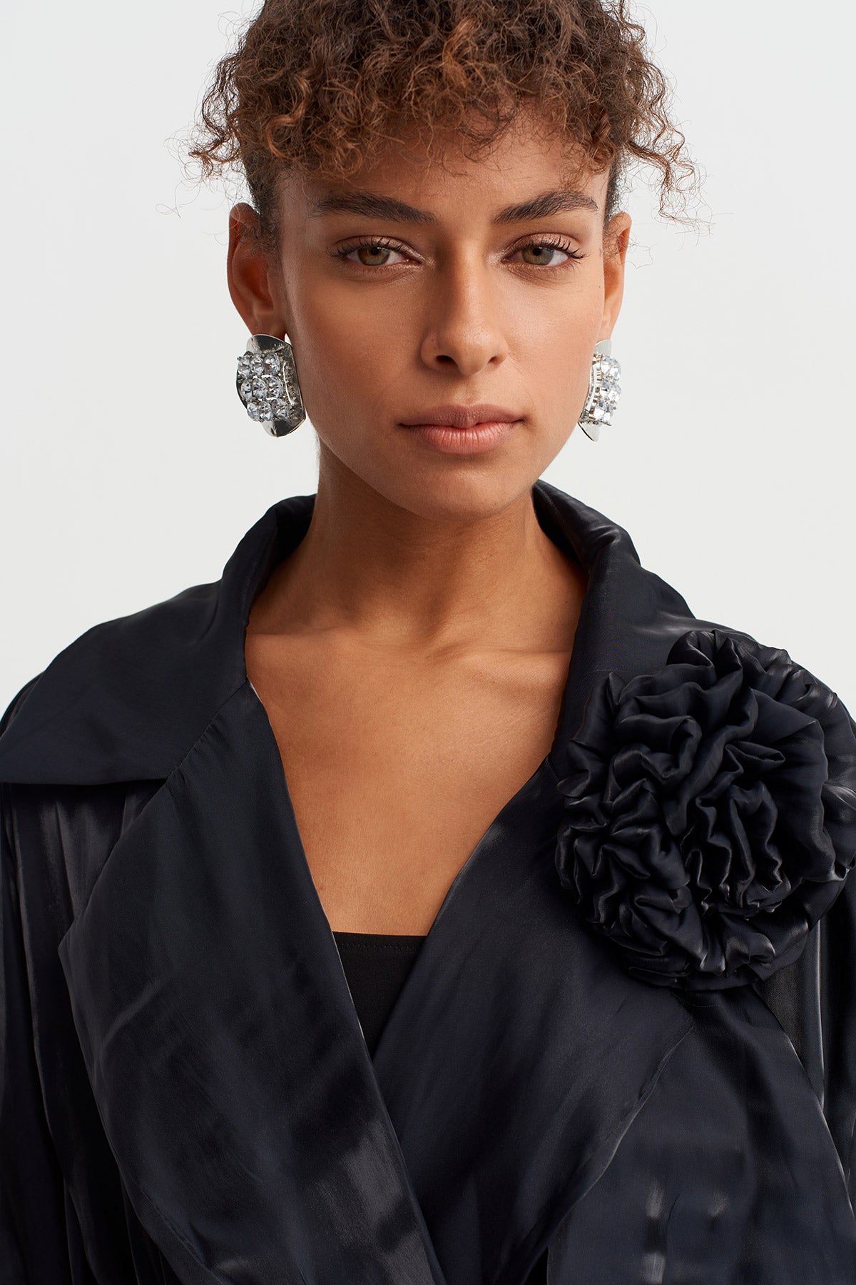 معطف ترنش أسود لامع بتفاصيل زهرية - Y267017005