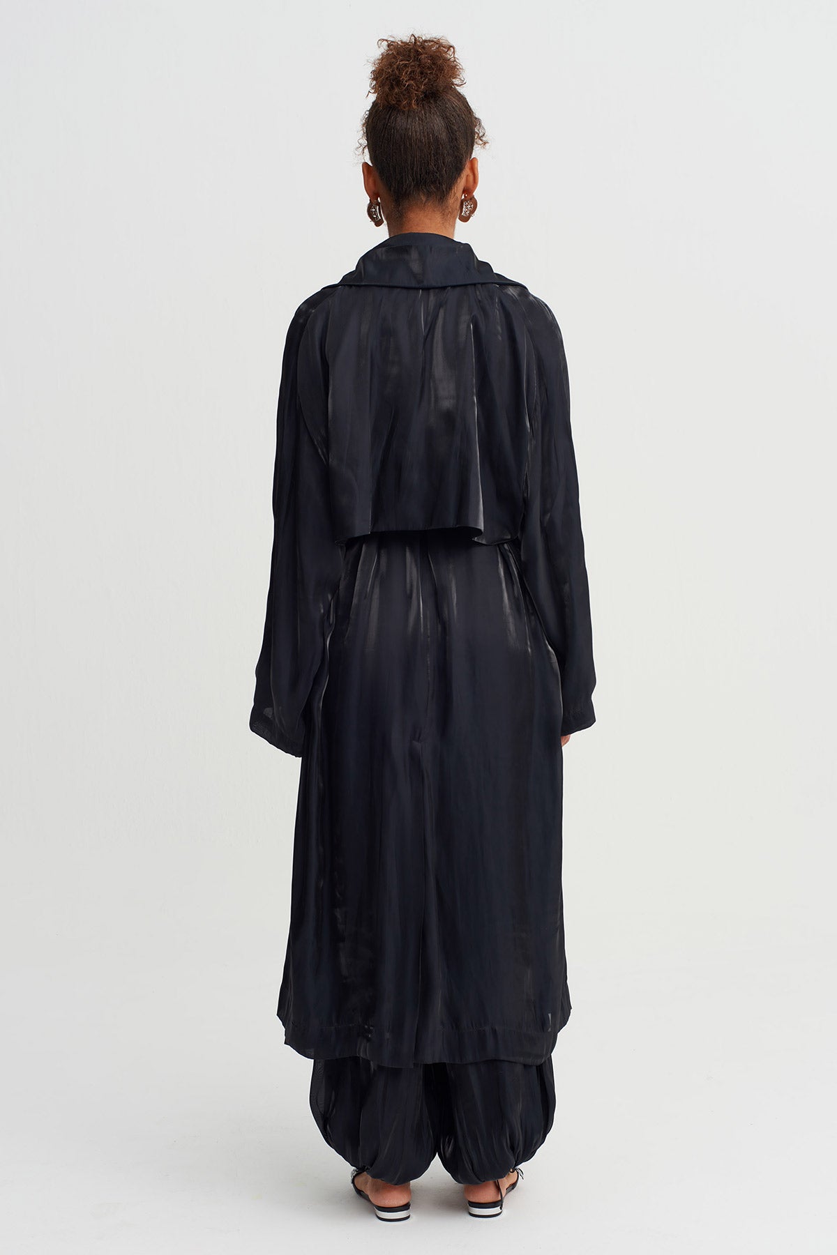 معطف ترنش أسود لامع بتفاصيل زهرية - Y267017005