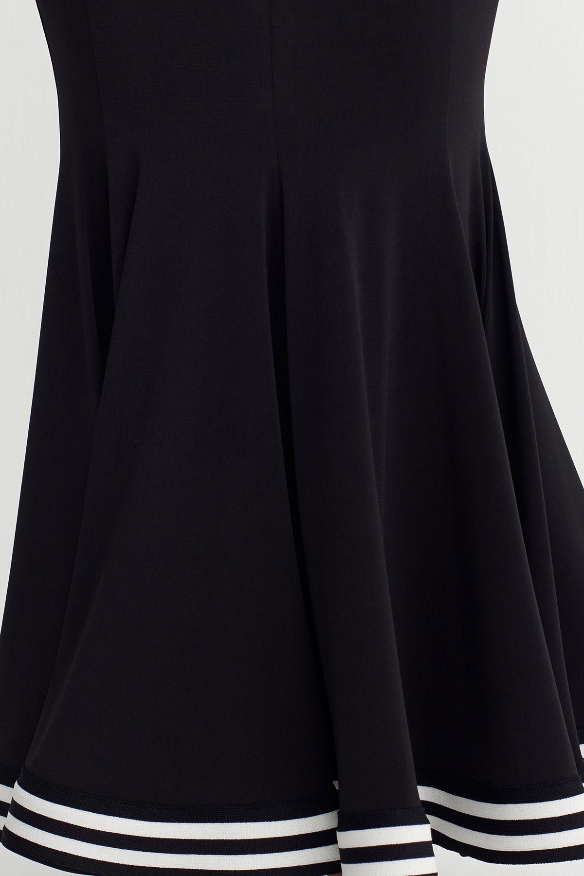 تنورة جيرسي سوداء مخططة بتفاصيل ذيل السمكة - Y262012001