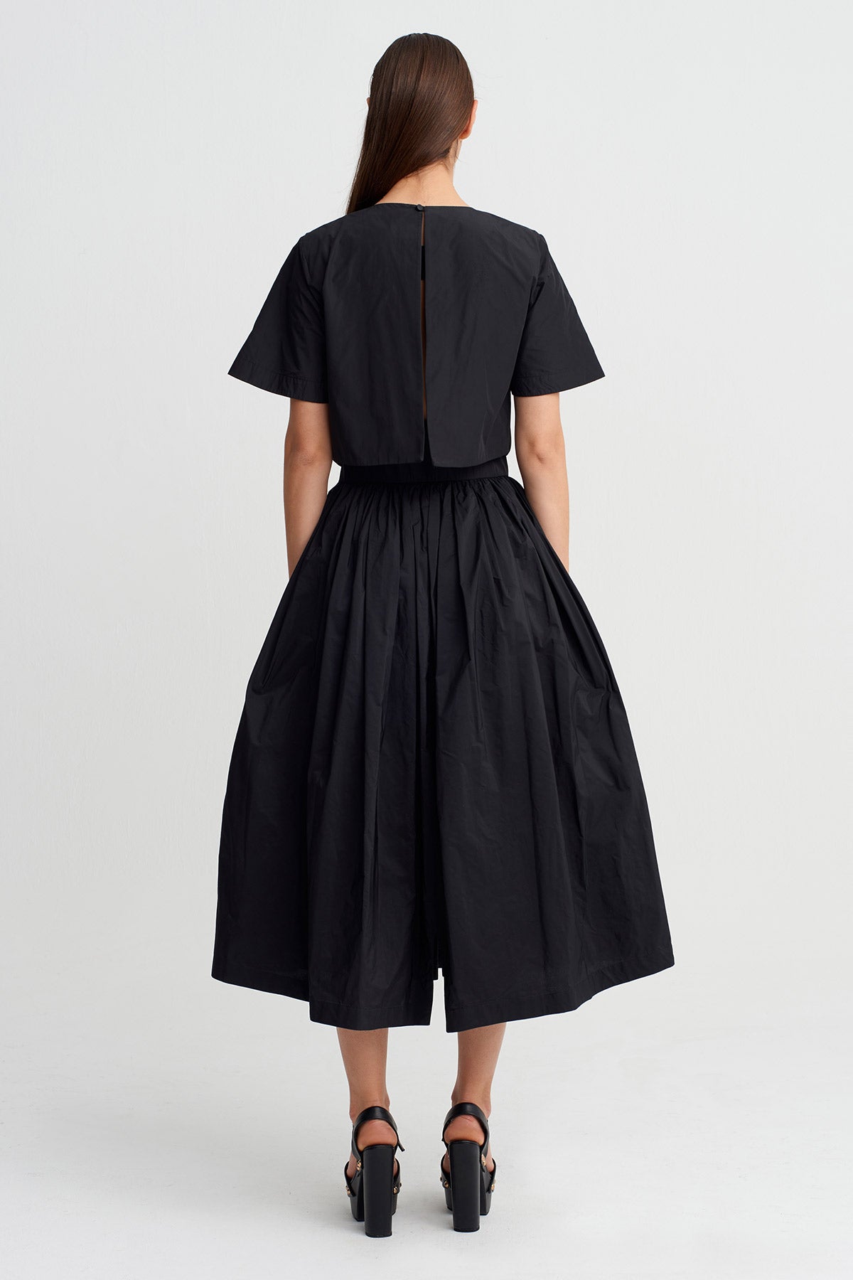 تنورة ميدي سوداء من التافتا بجيوب - Y262012010