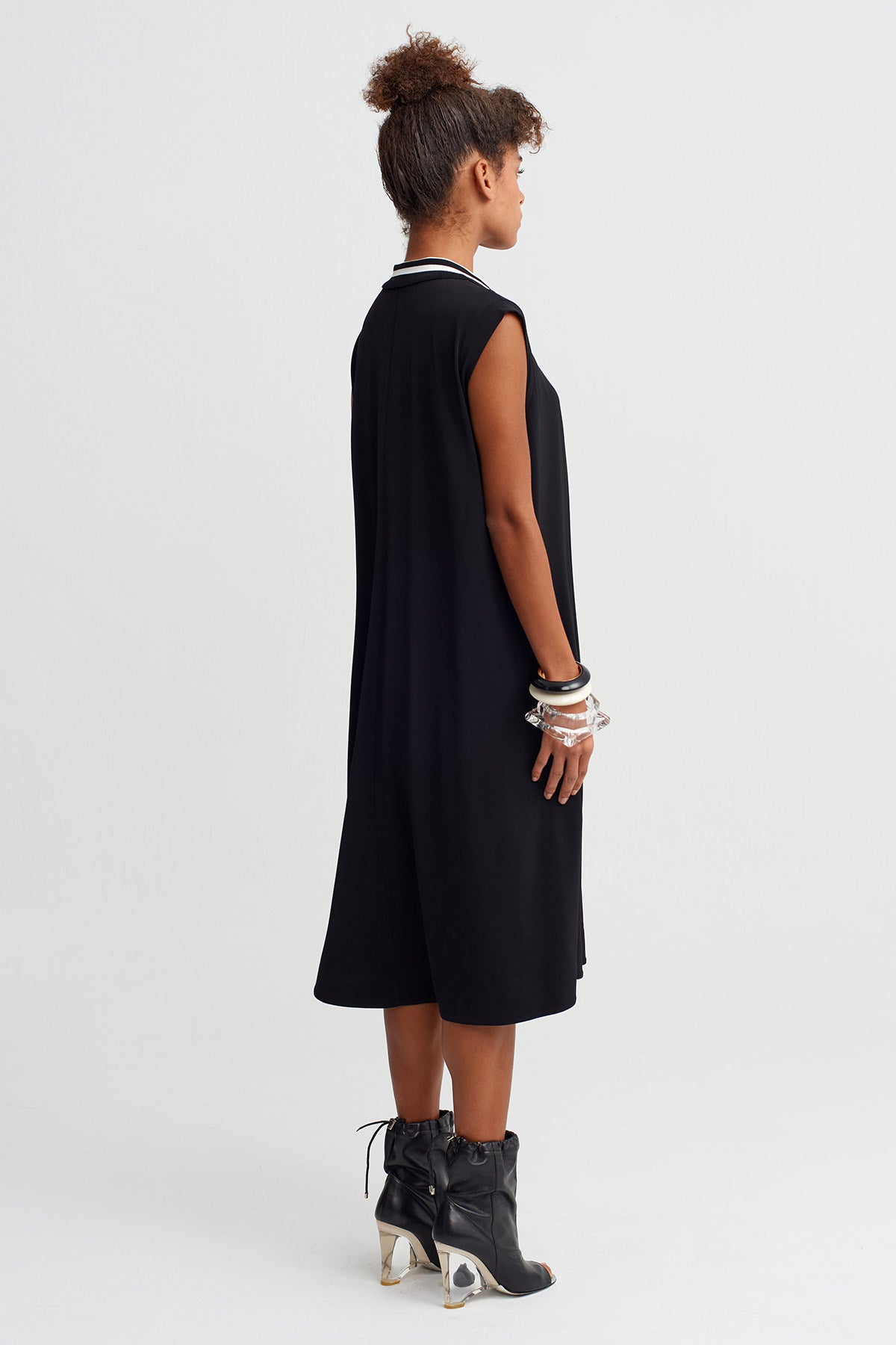 Siyah Şerit Detaylı Kolsuz Jarse Elbise-Y264014005