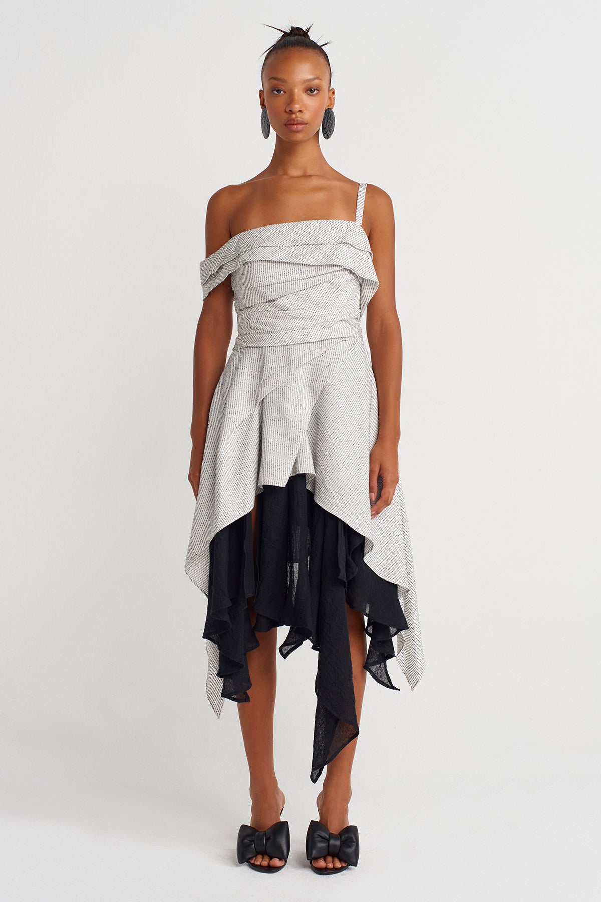 فستان ميدي غير متماثل الطبقات باللونين الأبيض والأسود - Y264014014