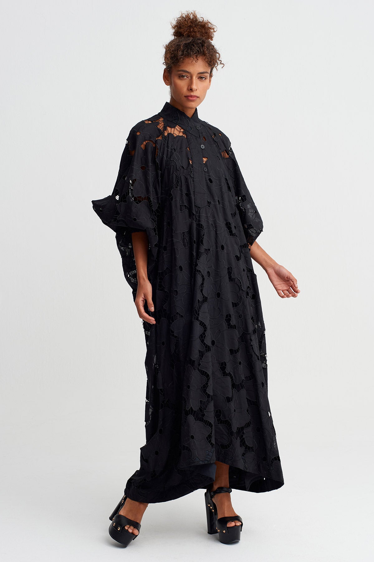 فستان دانتيل أسود بنقوش زهرية - Y264014038