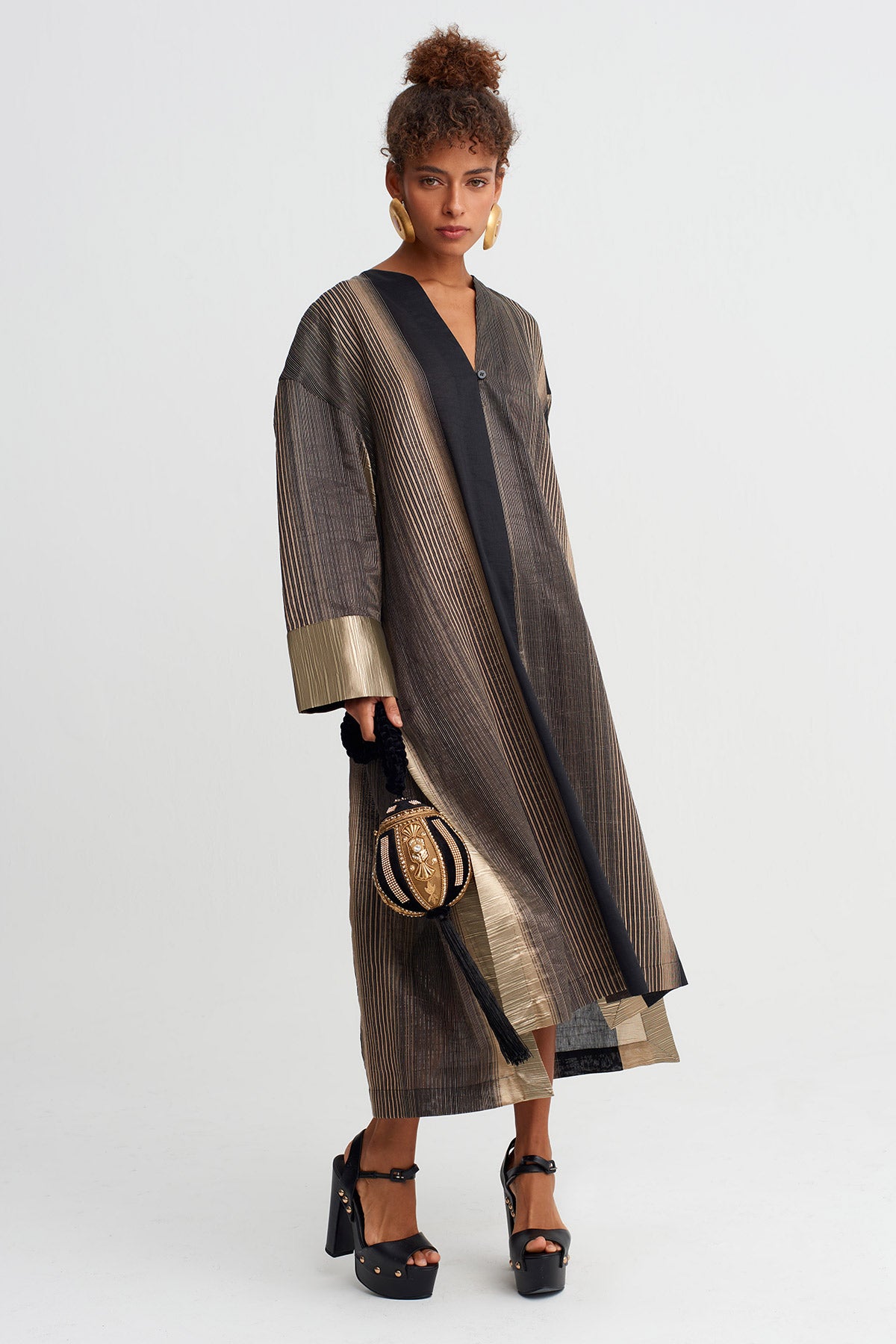 فستان طويل مخطط باللونين الأسود والذهبي - Y264014040