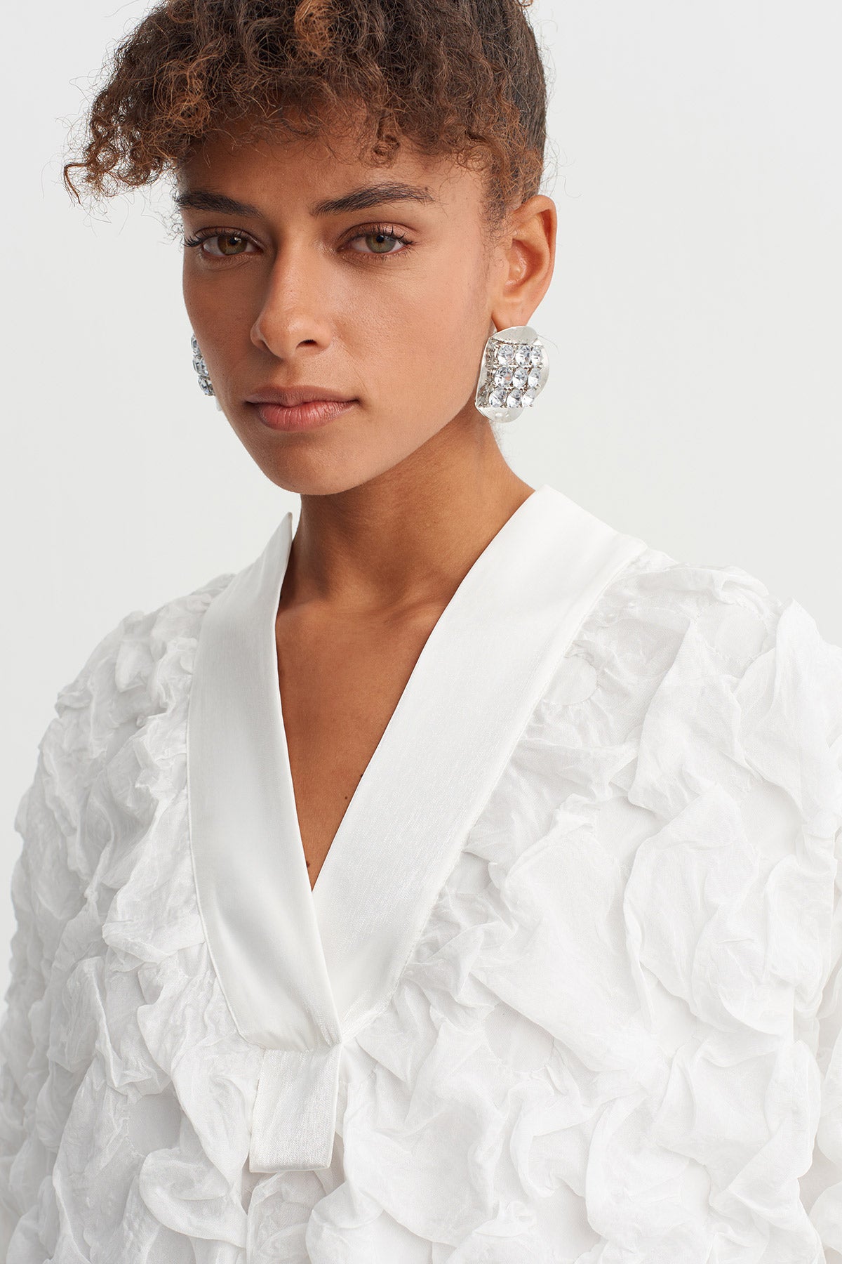 فستان طويل بياقة على شكل حرف V من قماش مزخرف بلون أبيض كريمي - Y264014046