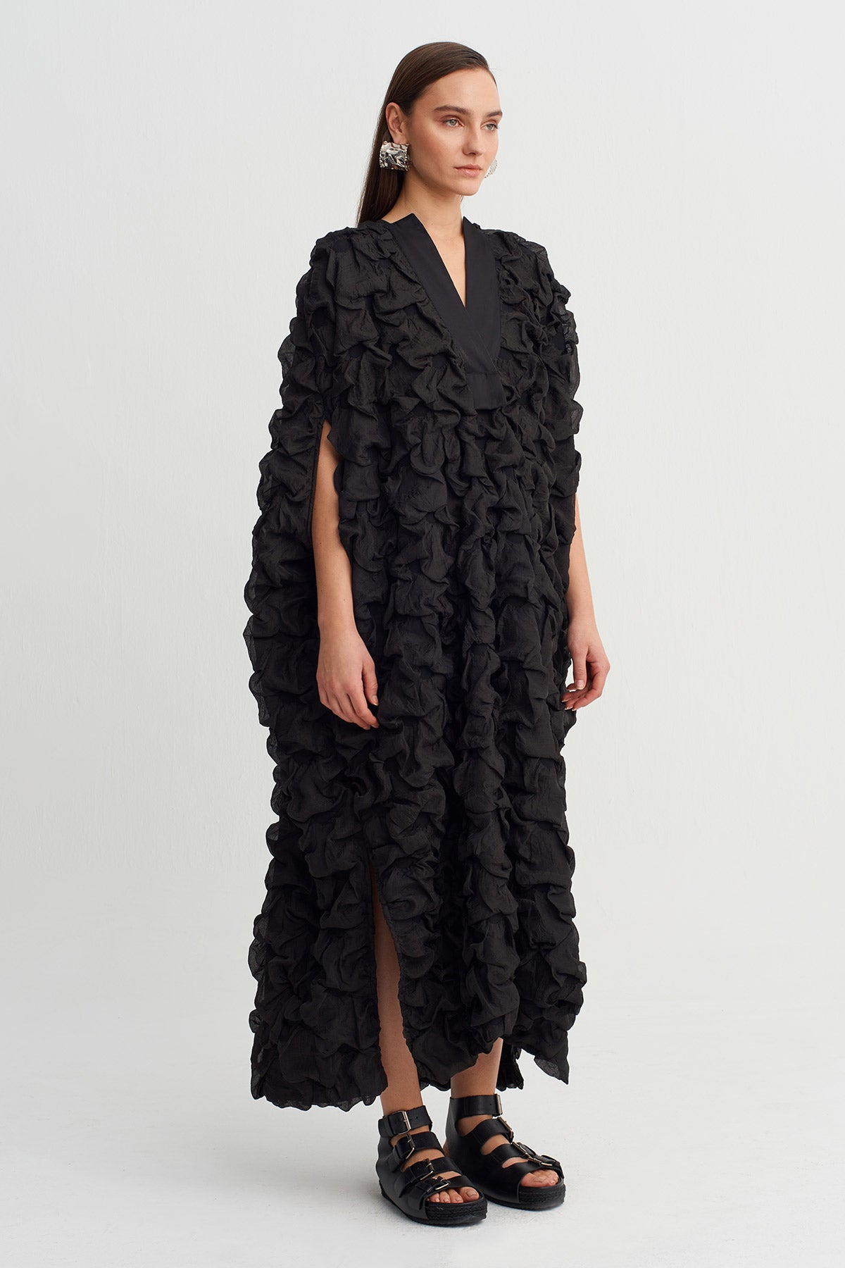 فستان أسود طويل بياقة على شكل حرف V - Y264014046