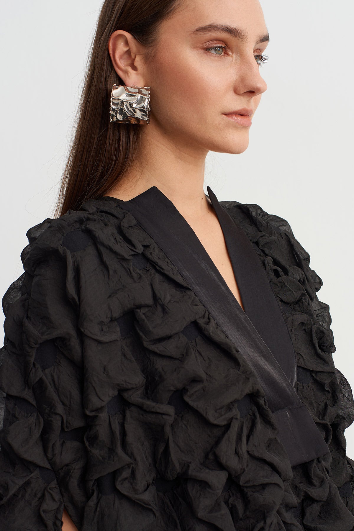 فستان أسود طويل بياقة على شكل حرف V - Y264014046